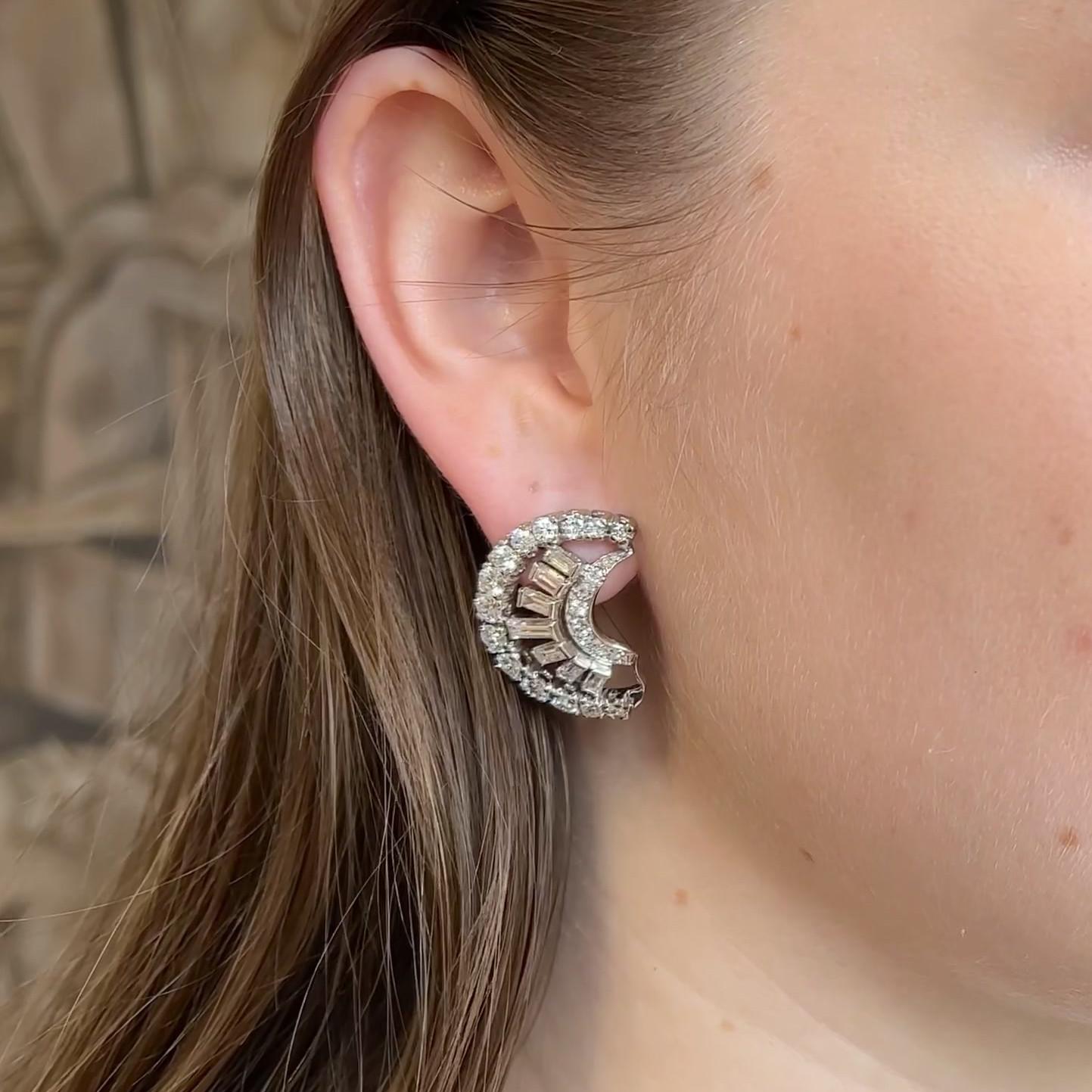 Ein Paar Mid Century 7,00 Karat Diamanten Platinum Crescent Ohrringe. Mit 42 Diamanten im Übergangsschliff mit einem Gesamtgewicht von ca. 5,00 Karat und 14 Diamanten im Baguetteschliff mit einem Gesamtgewicht von ca. 2,00 Karat, die alle als nahezu