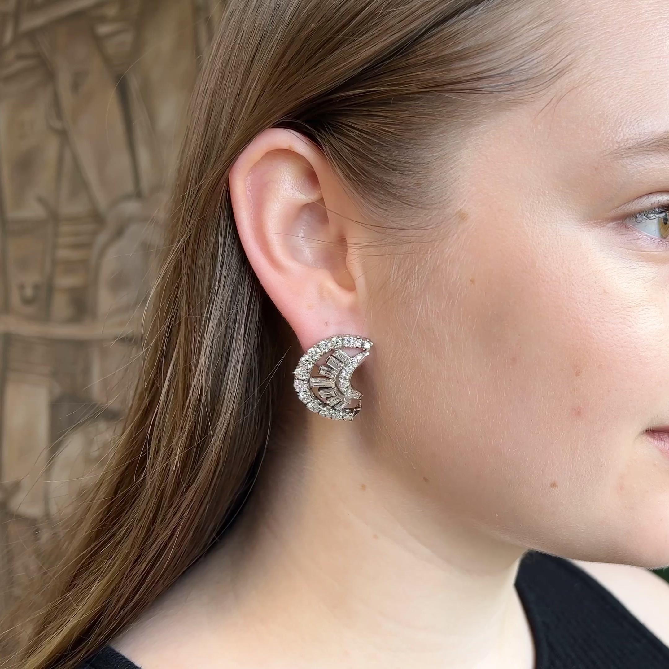 Mid-Century Halbmond-Ohrringe mit 7,00 Karat Diamanten aus Platin (Rundschliff)