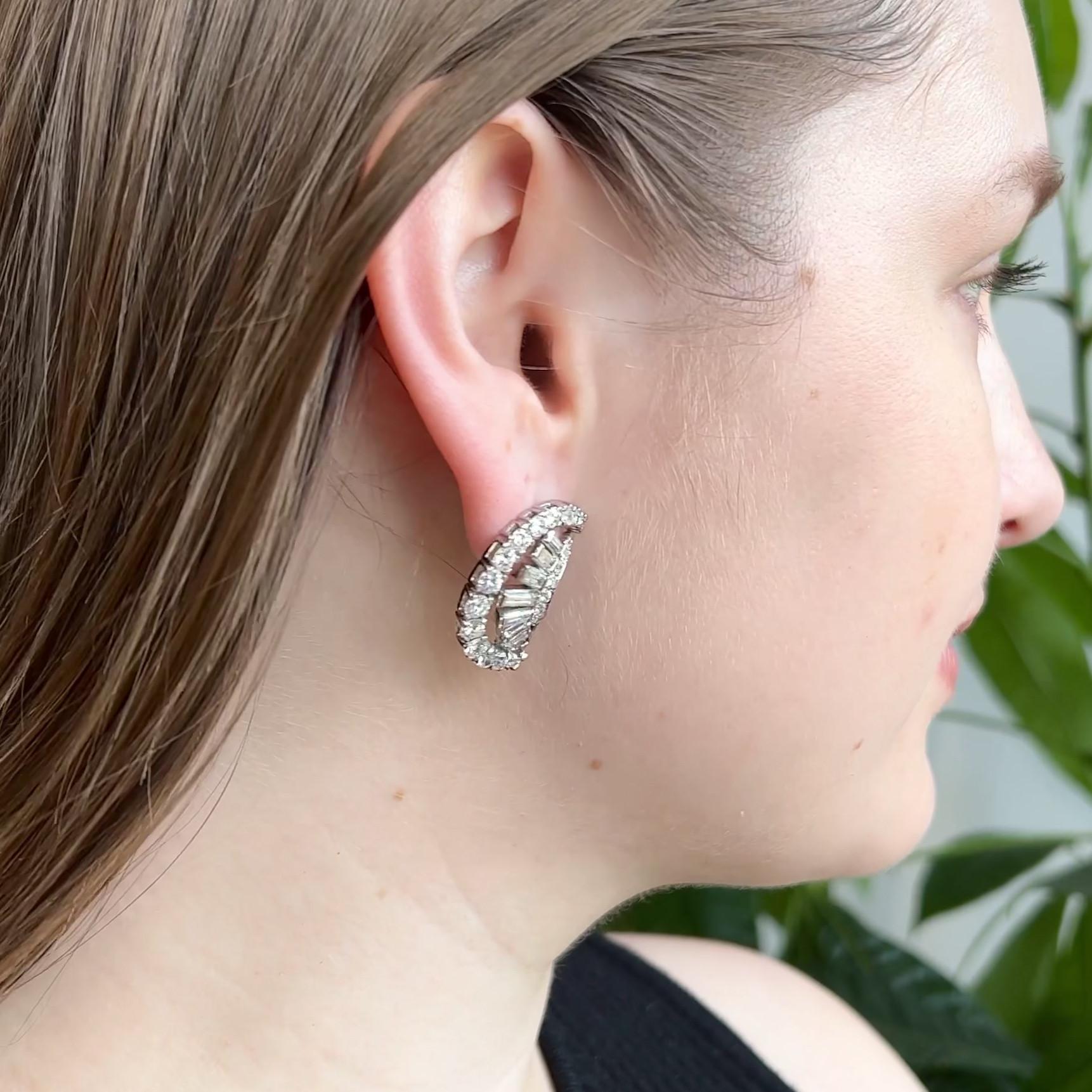 Mid-Century Halbmond-Ohrringe mit 7,00 Karat Diamanten aus Platin im Zustand „Hervorragend“ in Beverly Hills, CA