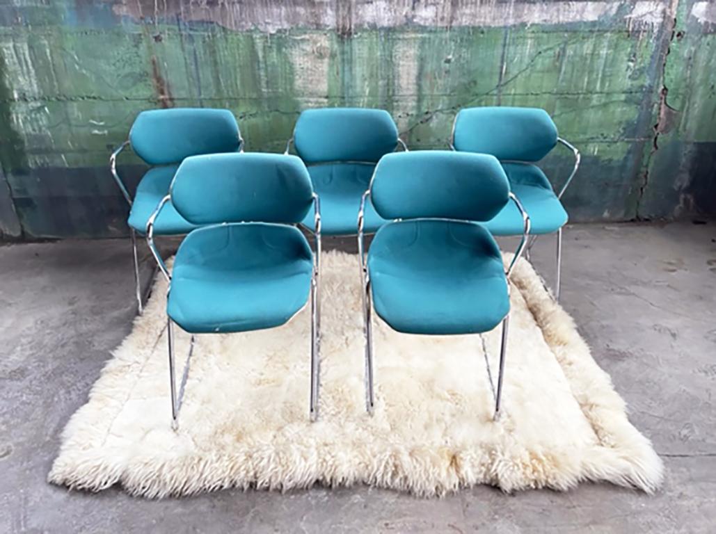 Mitte des Jahrhunderts 70er Jahre Ikonisches „Acton Stacker“ Türkis-Textil, Chromstühle-Set von 5 Stühlen im Angebot 4