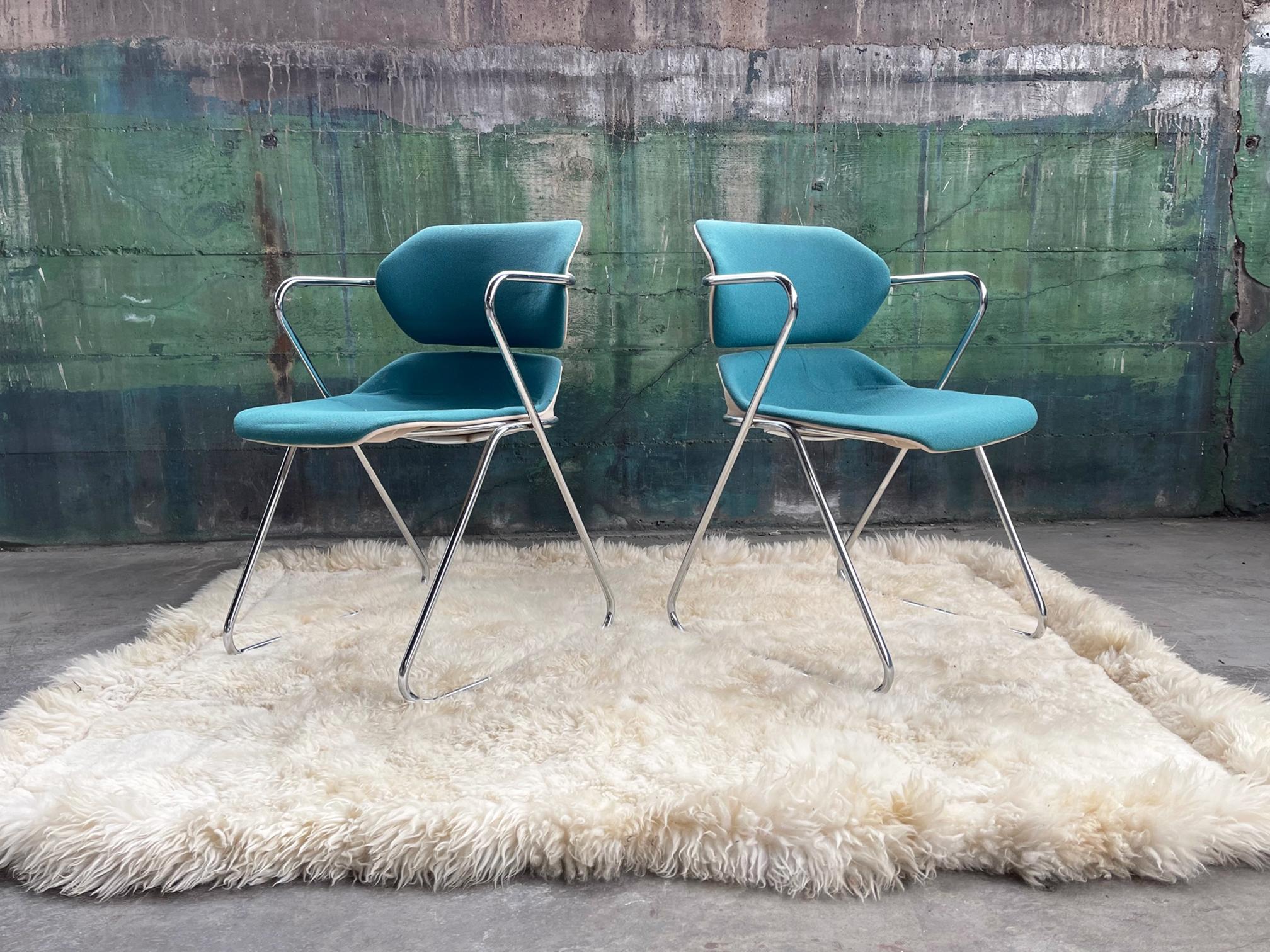 Mitte des Jahrhunderts 70er Jahre Ikonisches „Acton Stacker“ Türkis-Textil, Chromstühle-Set von 5 Stühlen (Moderne der Mitte des Jahrhunderts) im Angebot