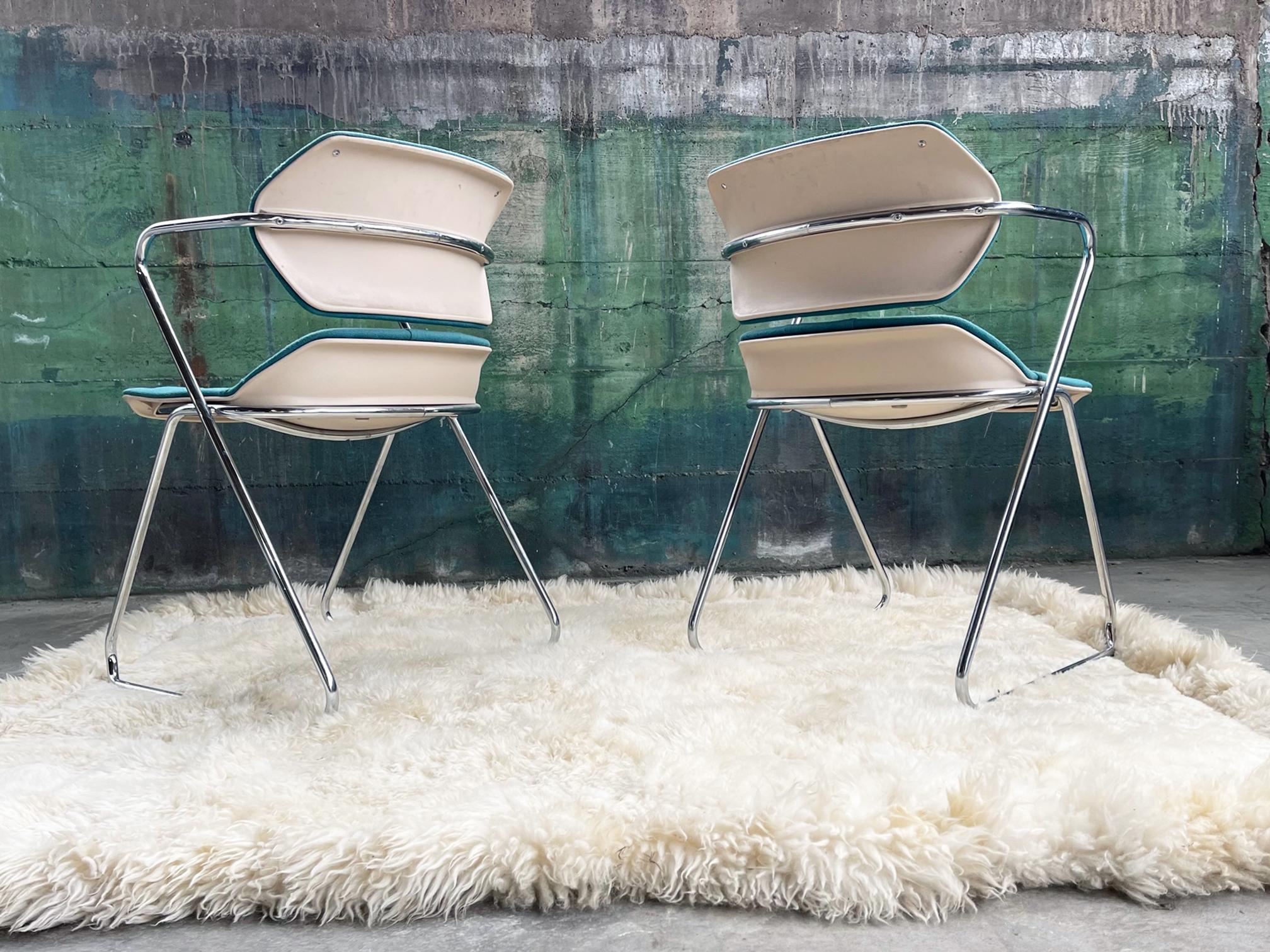 Mitte des Jahrhunderts 70er Jahre Ikonisches „Acton Stacker“ Türkis-Textil, Chromstühle-Set von 5 Stühlen (amerikanisch) im Angebot