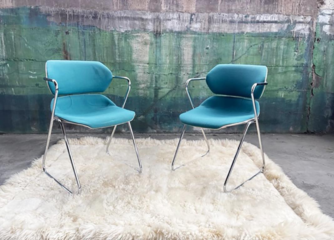 Mitte des Jahrhunderts 70er Jahre Ikonisches „Acton Stacker“ Türkis-Textil, Chromstühle-Set von 5 Stühlen im Angebot 1