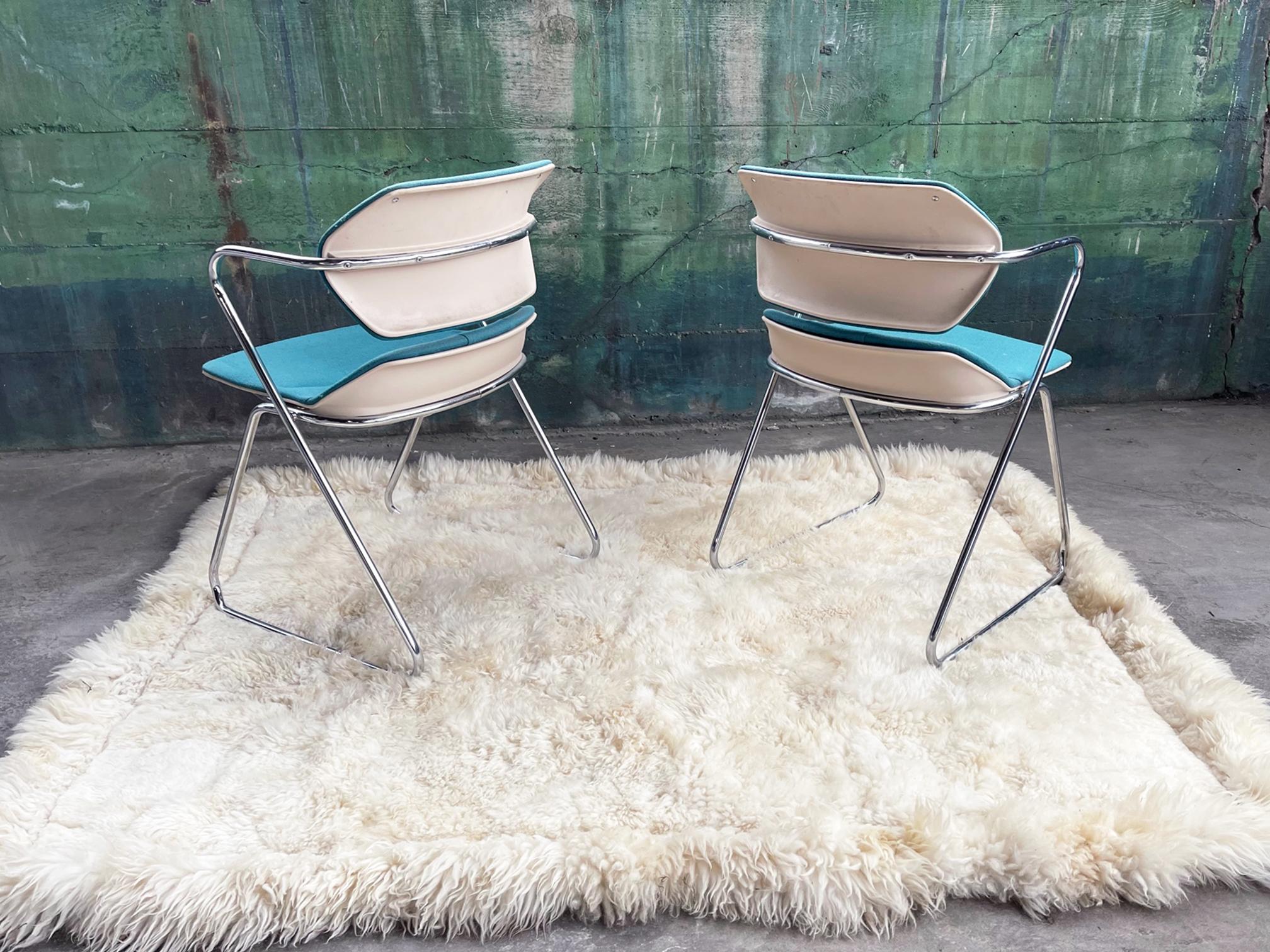 Chaises emblématiquesActon Stacker du milieu des années 70 en textile turquoise et chrome, lot de 5 en vente 1