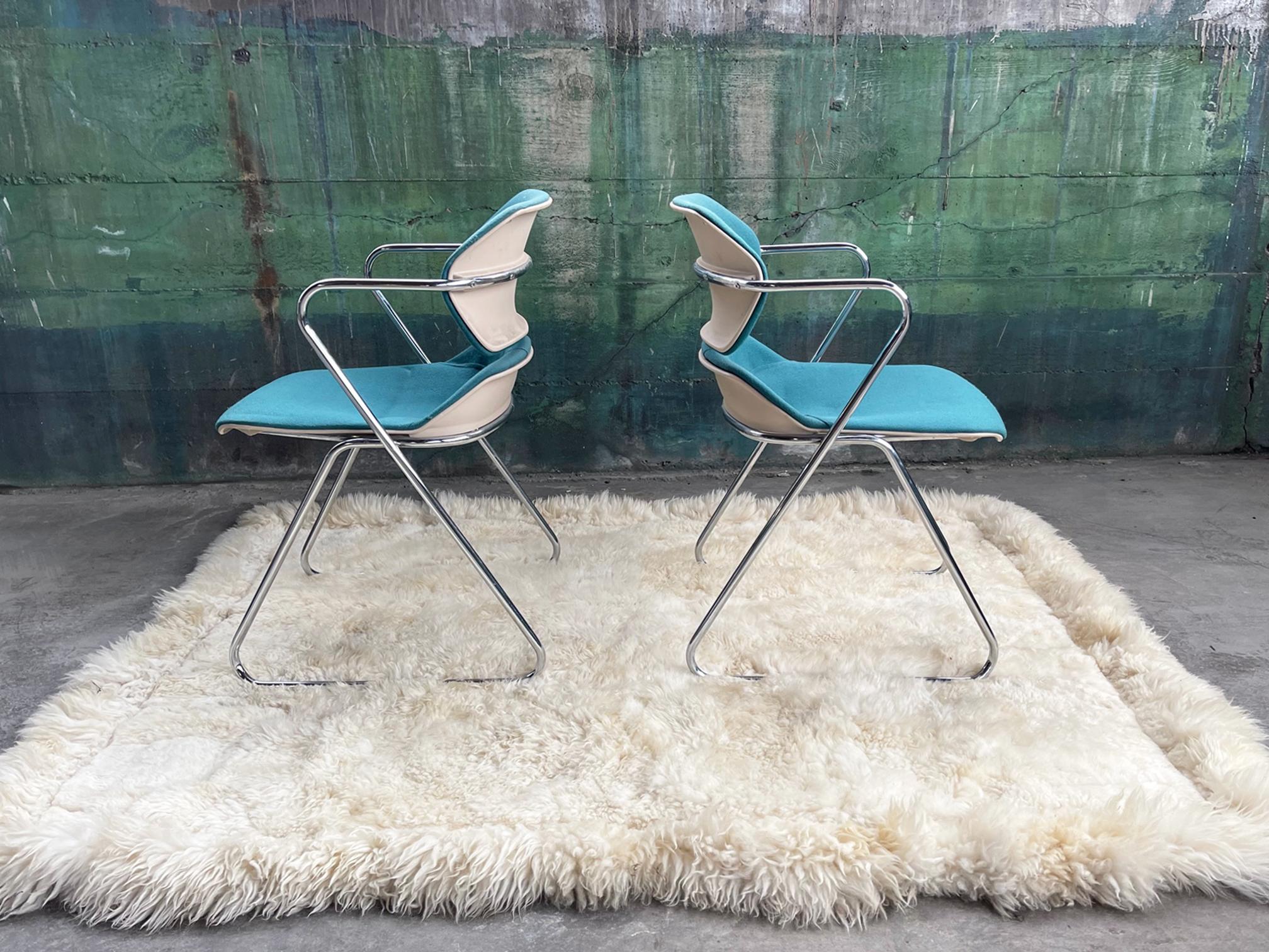 Mitte des Jahrhunderts 70er Jahre Ikonisches „Acton Stacker“ Türkis-Textil, Chromstühle-Set von 5 Stühlen im Angebot 3