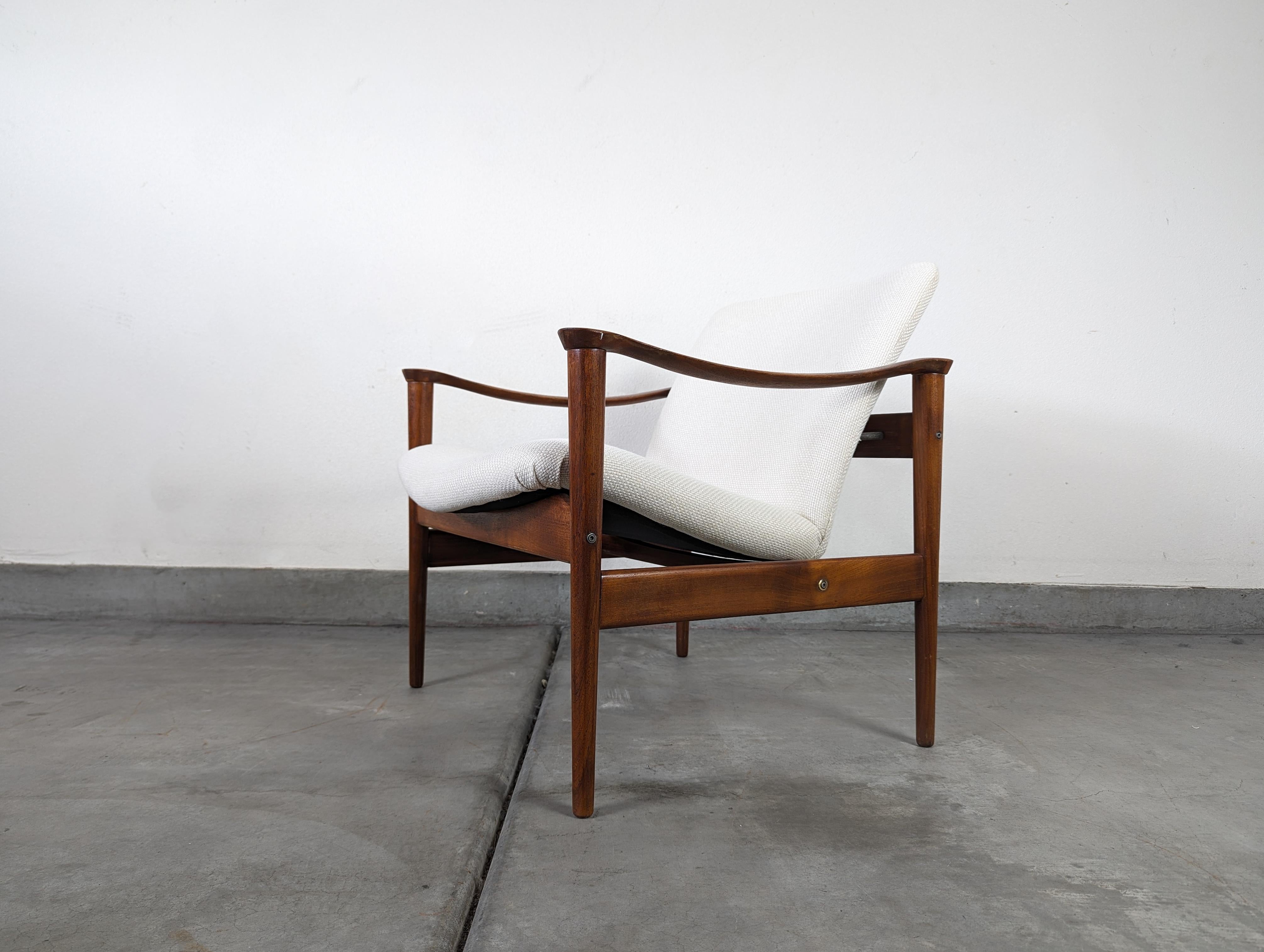 Remontez le temps avec cette époustouflante chaise en teck moderne du milieu du siècle, conçue par le célèbre designer norvégien Fredrik A. Kayser pour Vatne Møbelfabrik dans les années 1950. Cette pièce emblématique témoigne de l'attrait intemporel