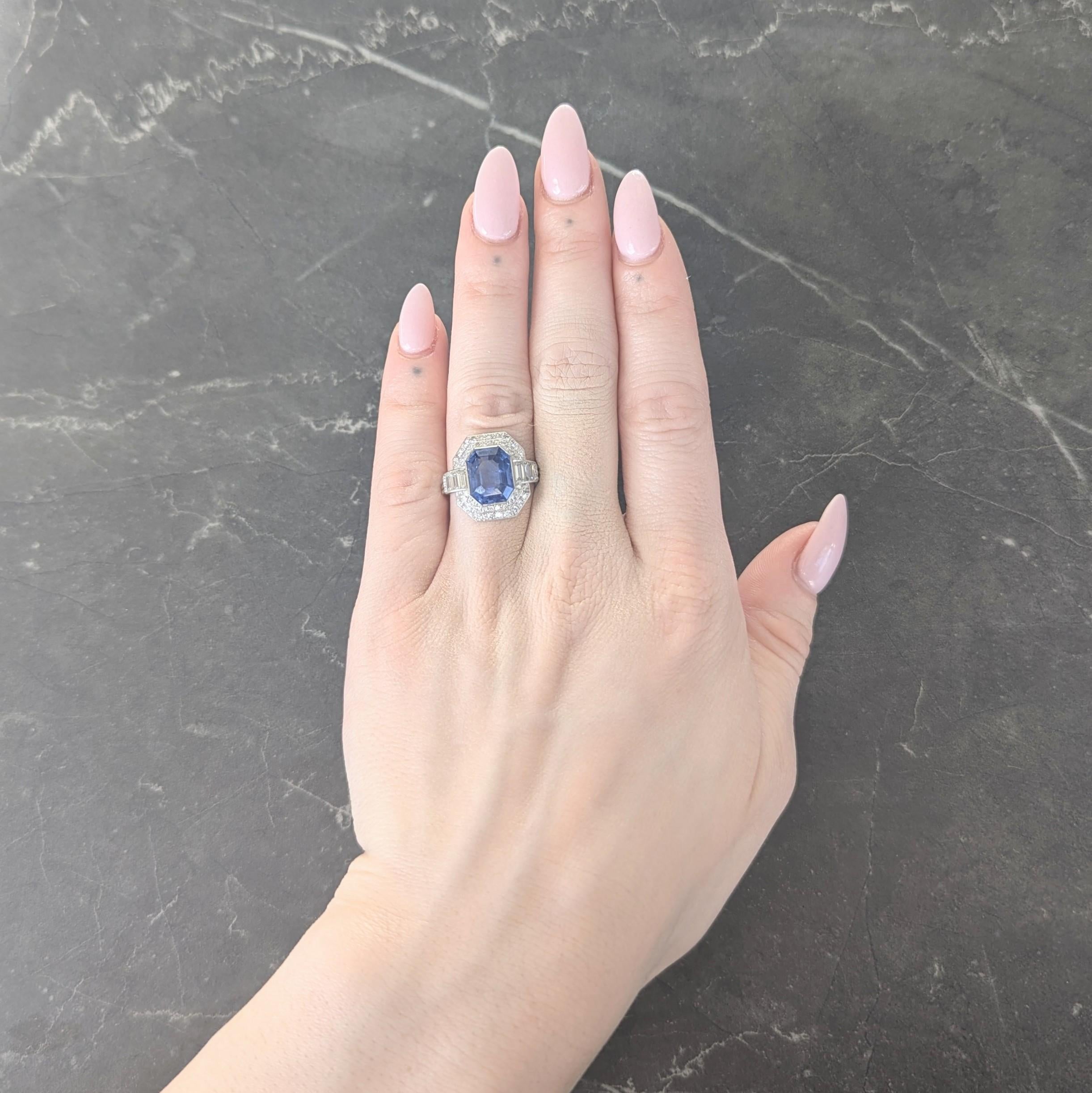 Centré sur un saphir de taille émeraude pesant environ 5,82 carats - bleu moyen transparent et vibrant
D'origine naturelle (Sri Lanka) et ne présentant pas d'indication de traitement thermique - serti clos
Avec un double halo de forme octogonale
