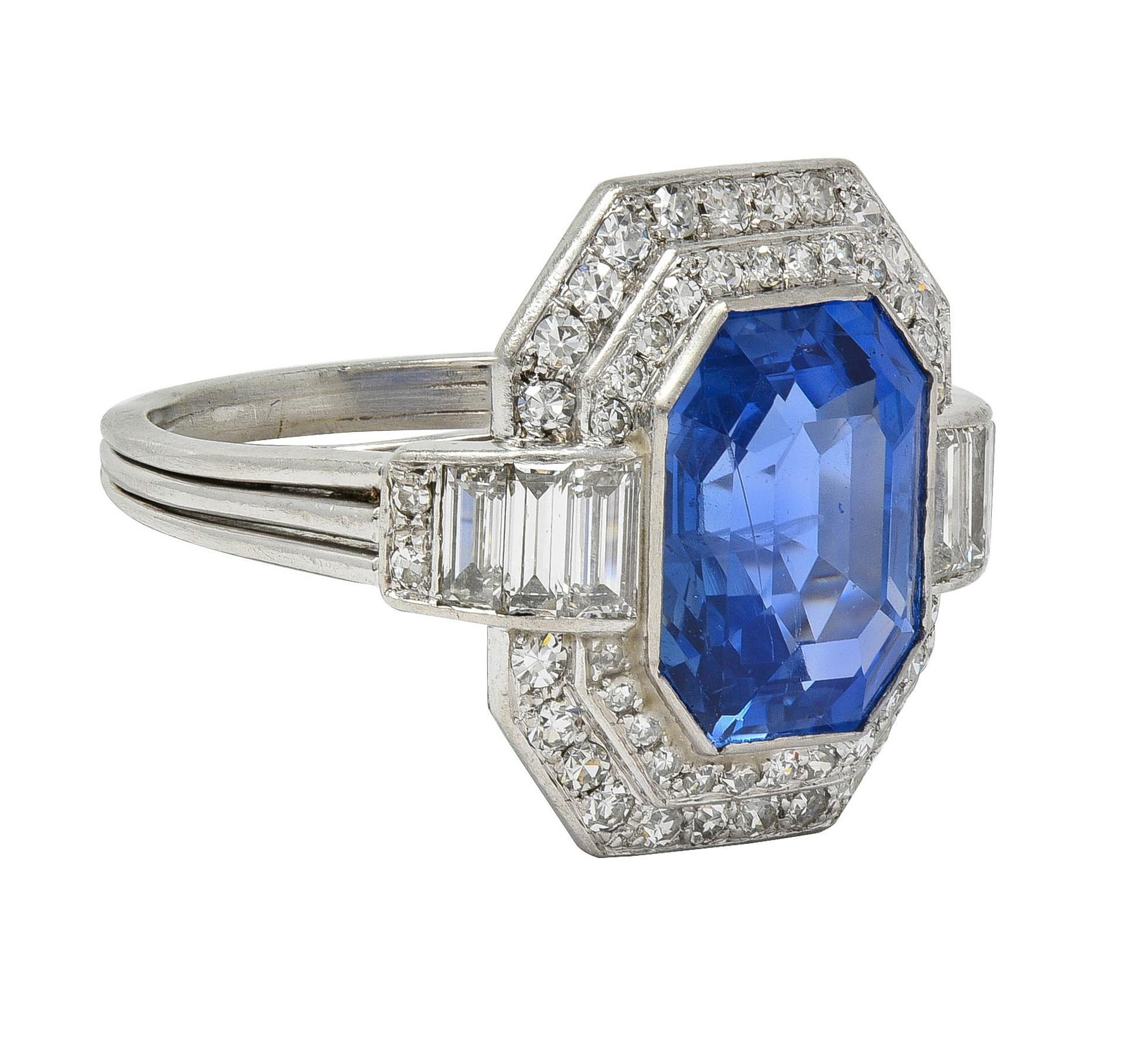 Taille mixte Bague halo vintage du milieu du siècle, saphir de Ceylan non chauffé, diamant et platine, 7,12 carats poids total en vente