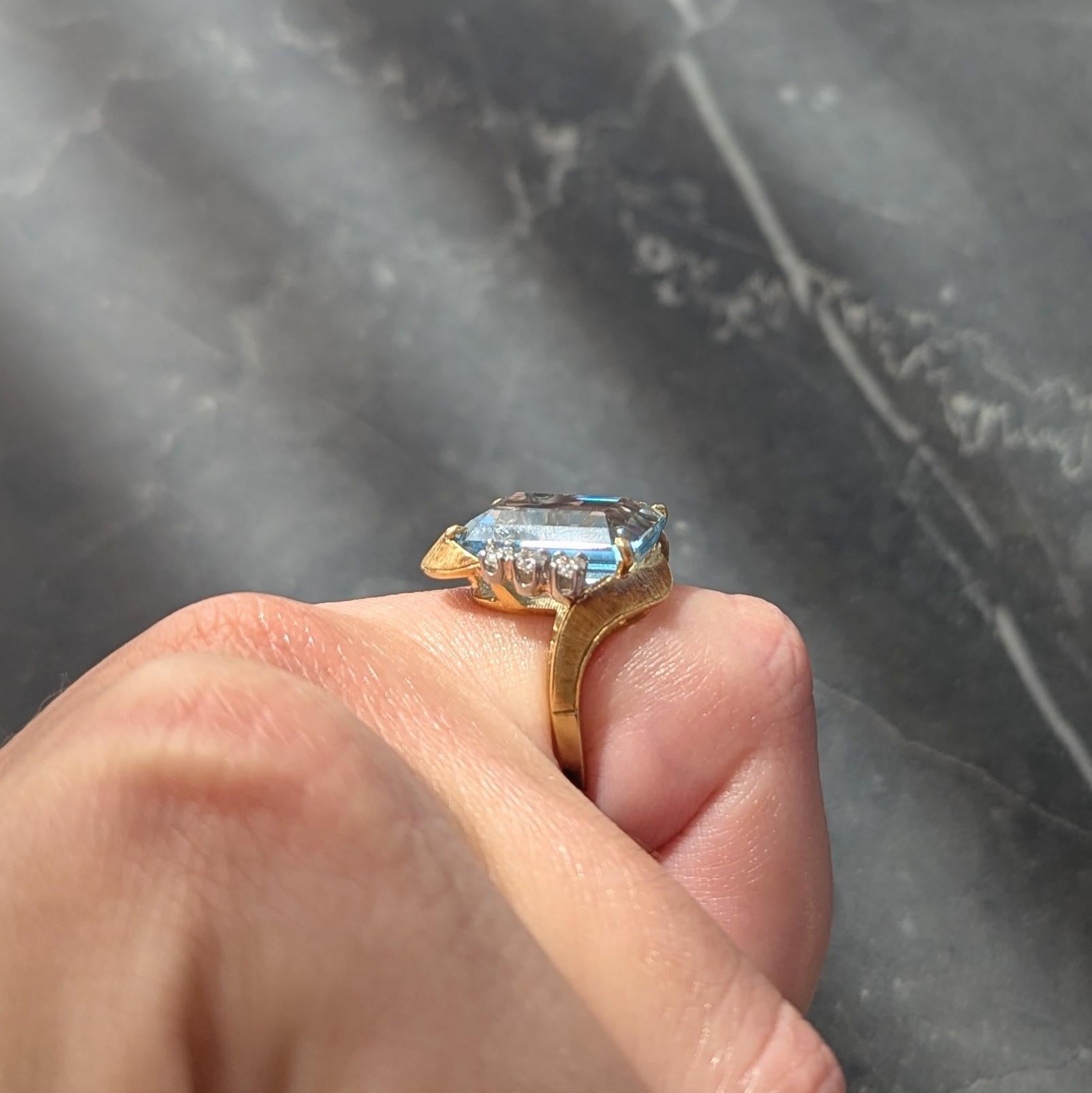 Mid-Century 7.40 CTW Aquamarin Diamant 18K zweifarbiges Gold Vintage Cocktail Ring im Angebot 3