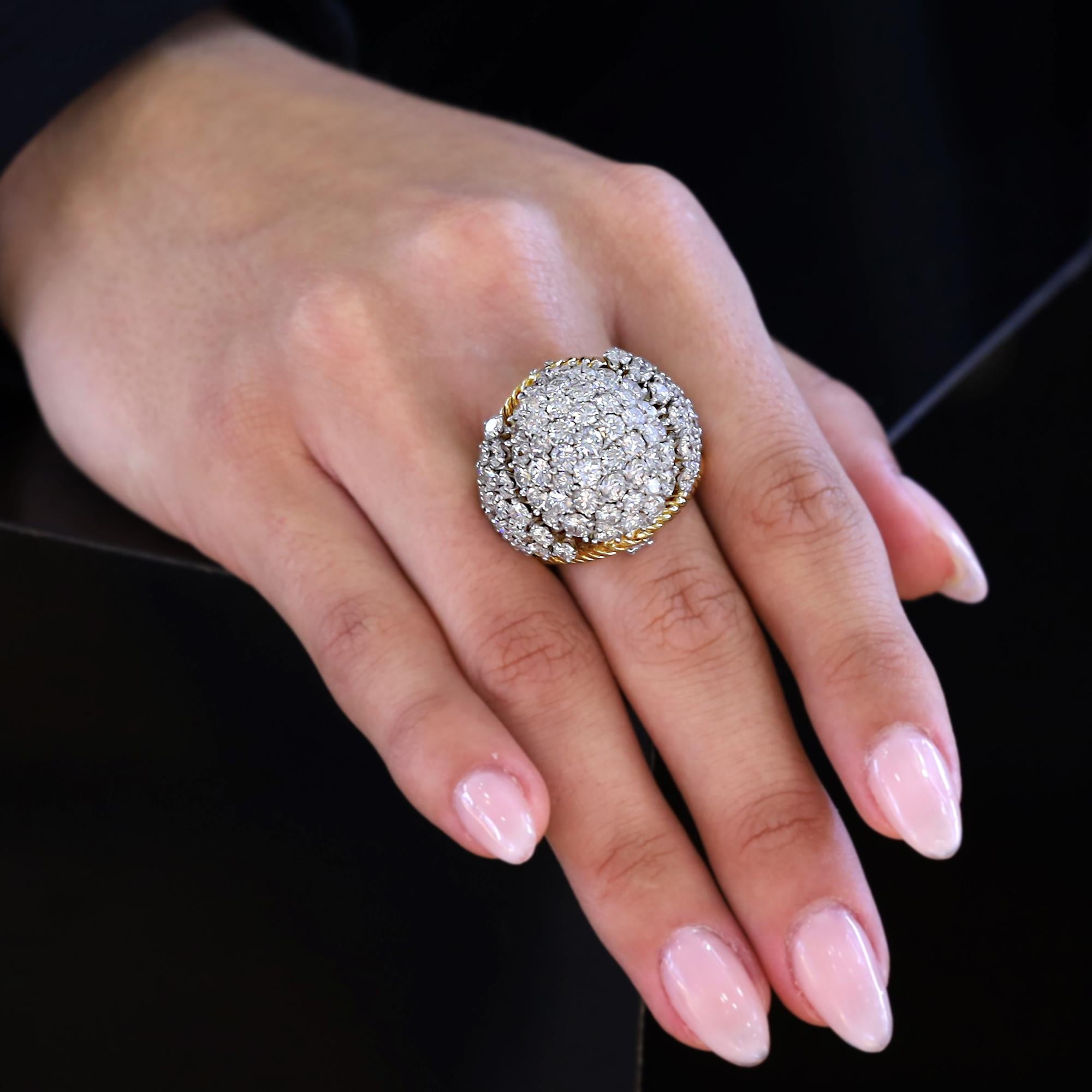 Un dinámico anillo de cóctel con cúpula de diamantes, diferente a todo lo que hayas visto. Esta maravilla vintage de mediados de siglo ostenta 7,5 quilates de deslumbrantes diamantes redondos engastados en una interminable floración de brillo. El
