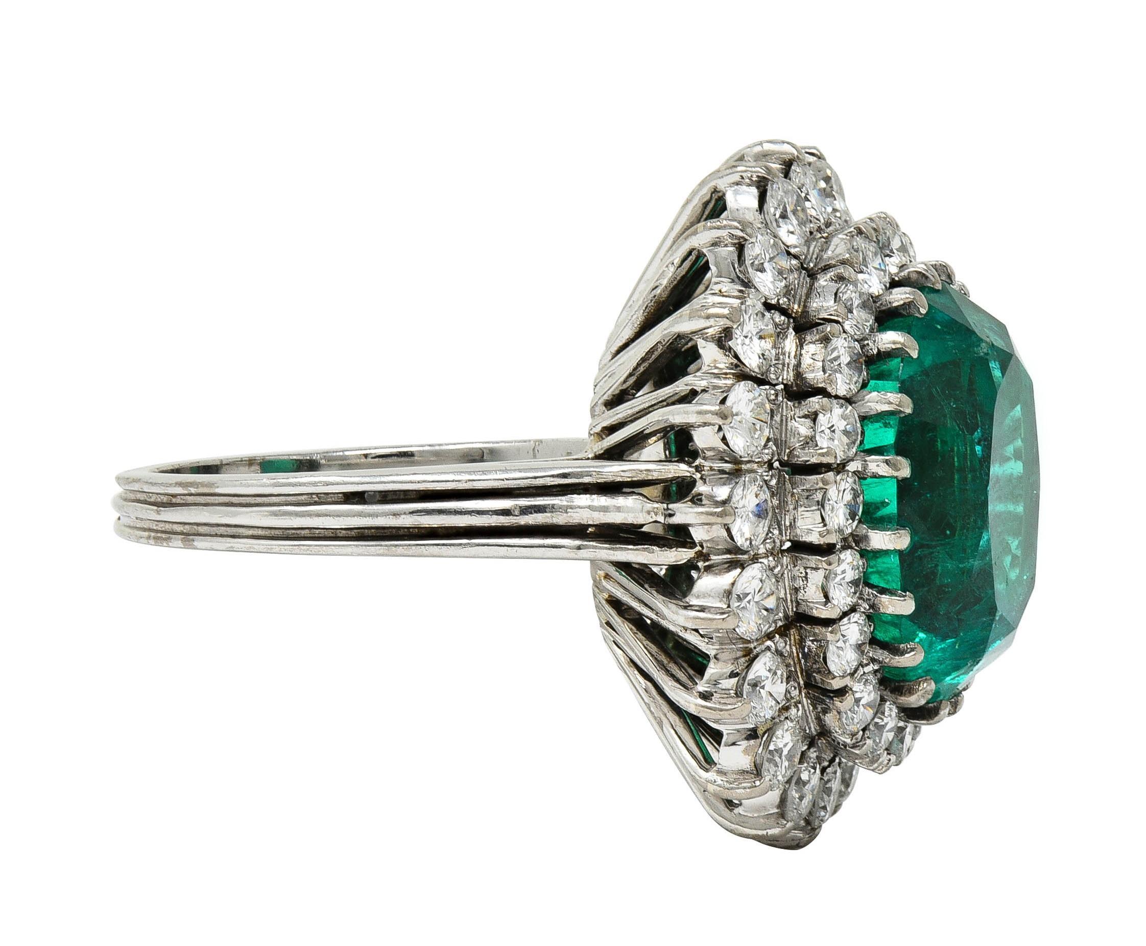 Anello doppio aureola vintage in oro 18 carati Mid-Century 7,60 CTW Emerald Diamond AGL In condizioni ottime in vendita a Philadelphia, PA