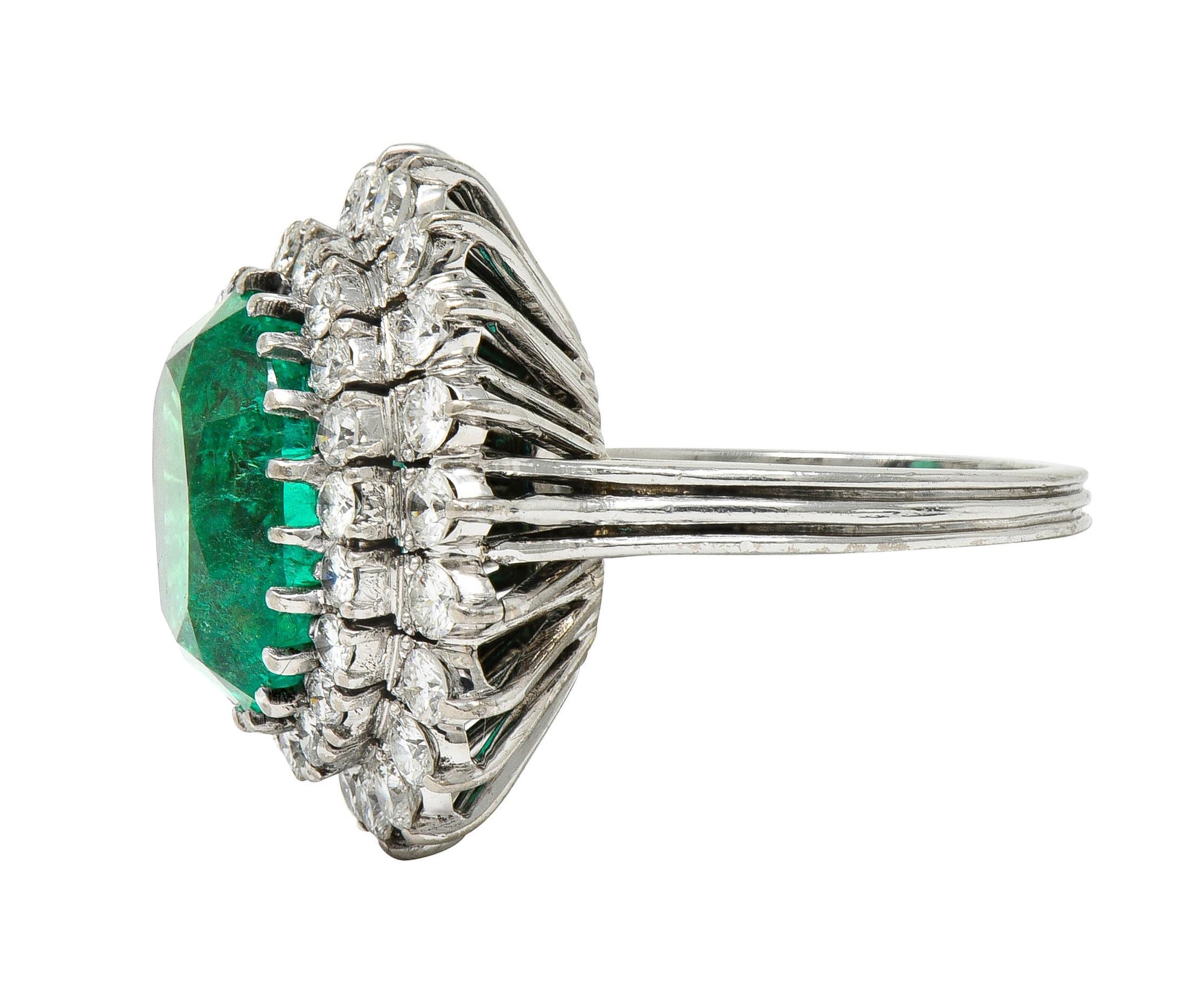 Anello doppio aureola vintage in oro 18 carati Mid-Century 7,60 CTW Emerald Diamond AGL in vendita 1