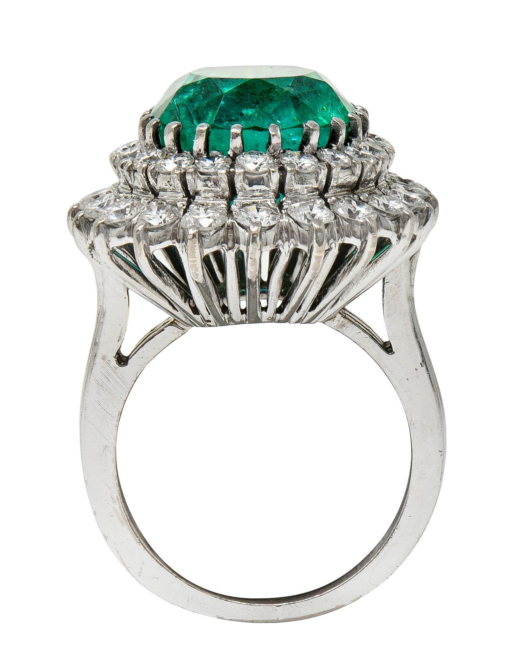 Anello doppio aureola vintage in oro 18 carati Mid-Century 7,60 CTW Emerald Diamond AGL in vendita 3