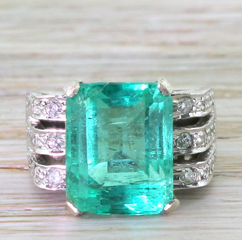 Total class. The top grade Colombian emerald is a glowing grassy green, and – rare for emeralds – has only received a minor amount of clarity enhancement (in the form of oiling). This large, impressive stone is secured in a white gold mounting, with
