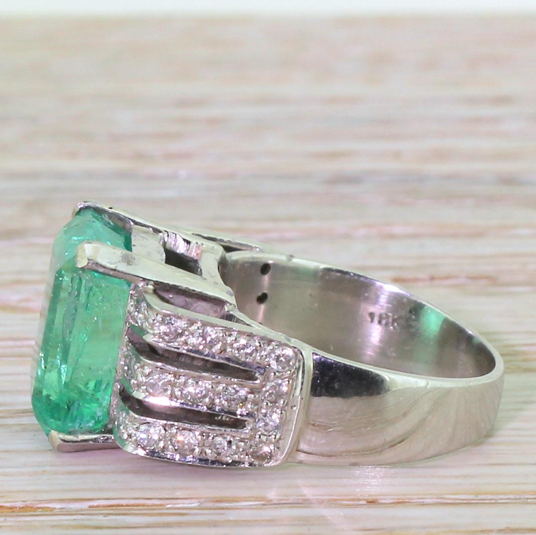 Emerald Cut Midcentury 7.82 Carat Minor Oil Colombian Emerald Ring For Sale