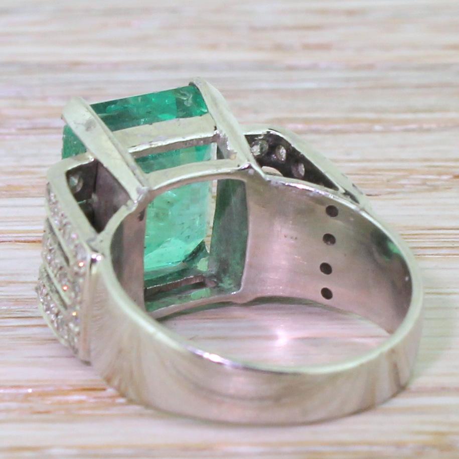 Midcentury 7.82 Carat Minor Oil Colombian Emerald Ring In Fair Condition For Sale In Essex, GB