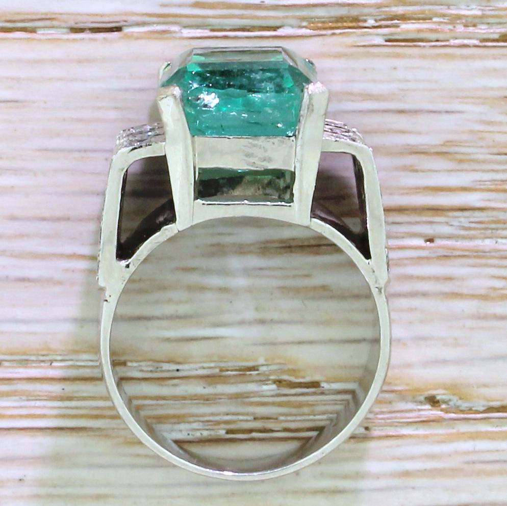 Women's Midcentury 7.82 Carat Minor Oil Colombian Emerald Ring For Sale