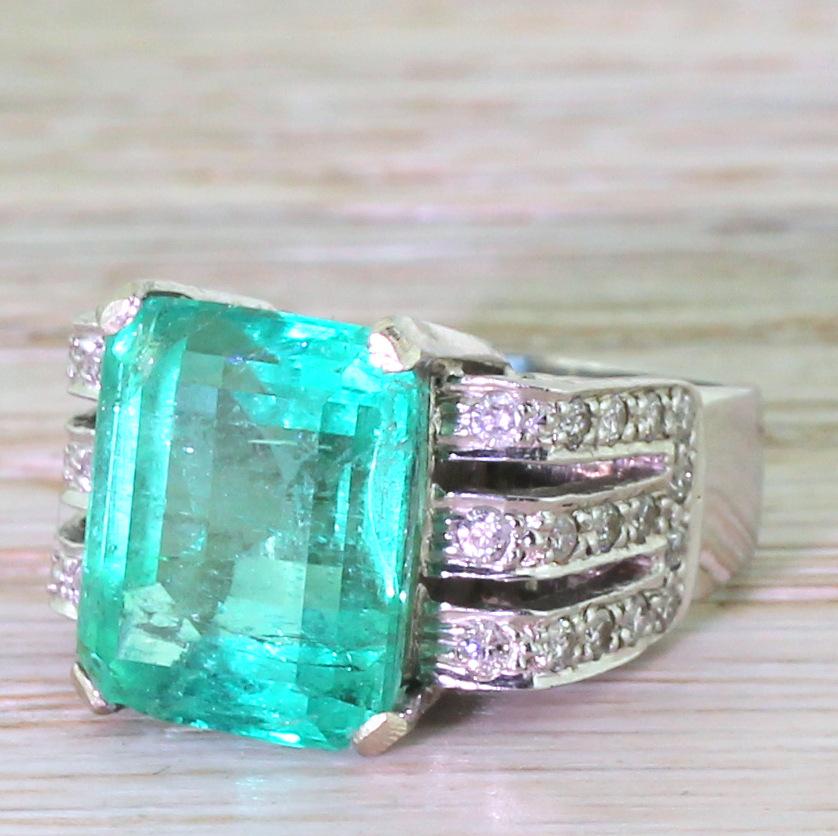 Midcentury 7.82 Carat Minor Oil Colombian Emerald Ring For Sale 3