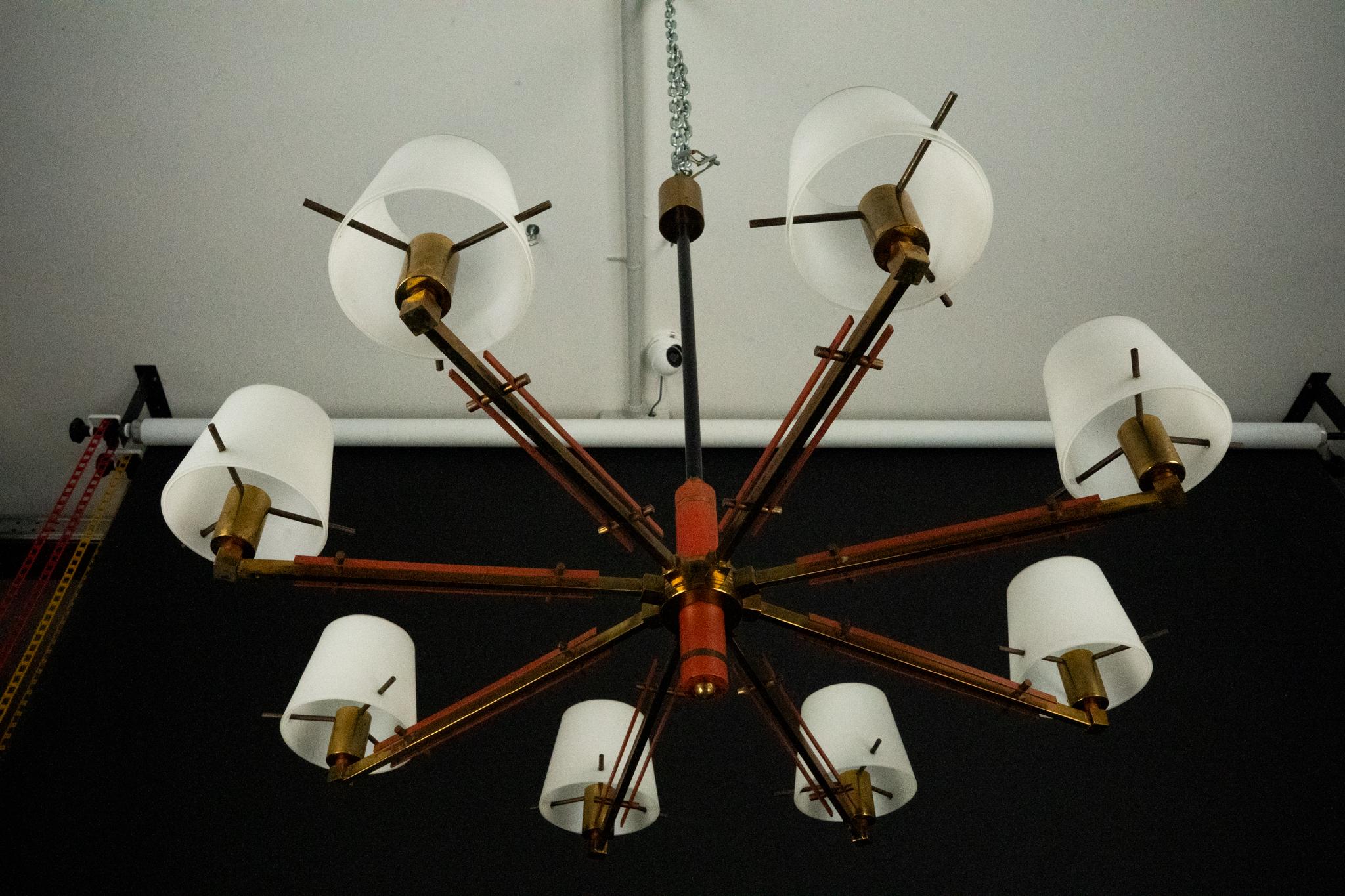 Lampadario a 8 bracci Stilnovo di metà secolo in opalina, ottone e lacca rossa. Italia in vendita 3