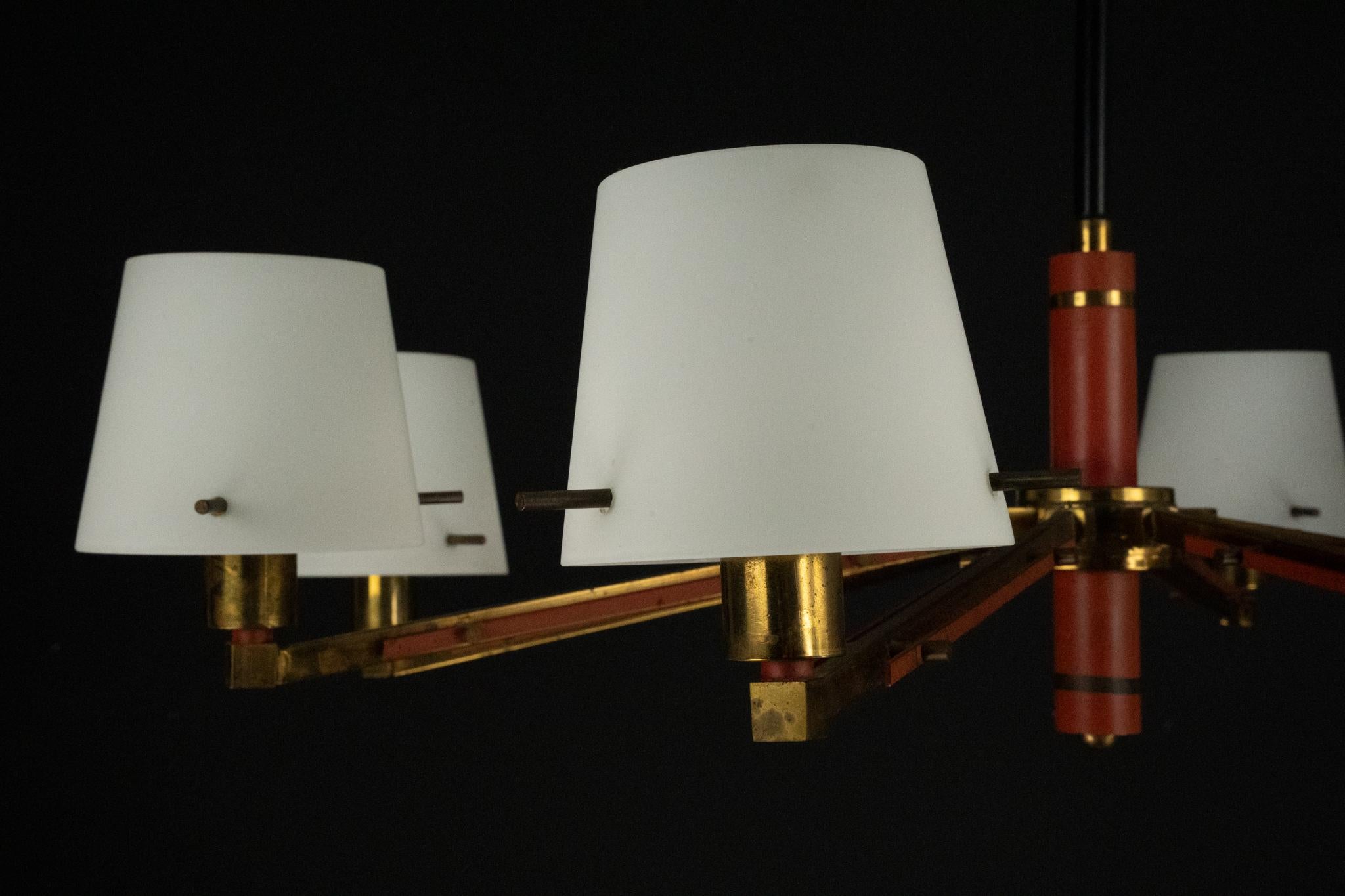 Lampadario a 8 bracci Stilnovo di metà secolo in opalina, ottone e lacca rossa. Italia in vendita 4