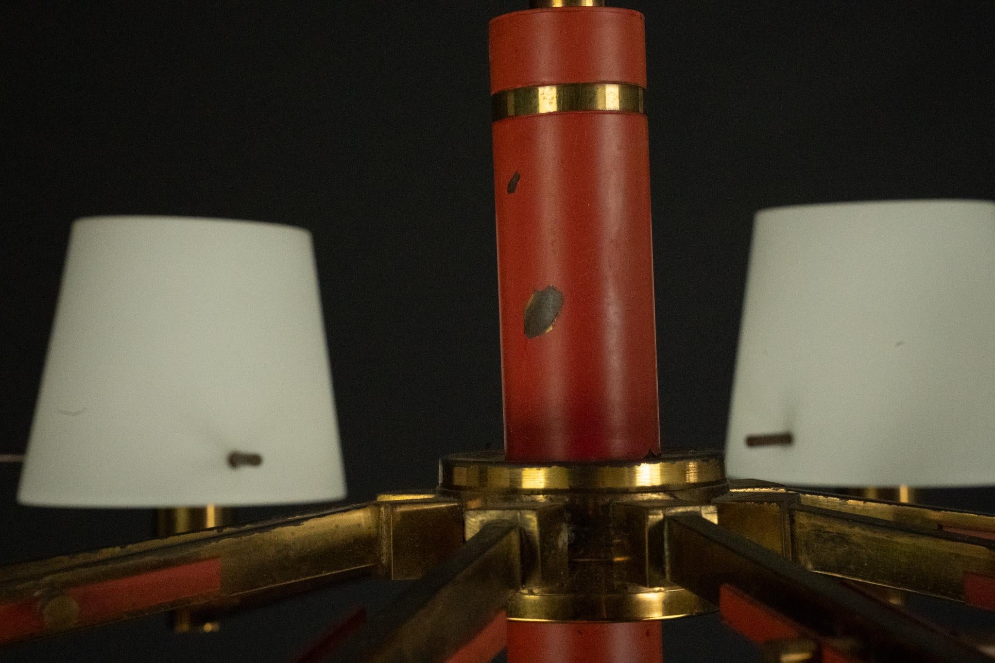 Lampadario a 8 bracci Stilnovo di metà secolo in opalina, ottone e lacca rossa. Italia in vendita 5