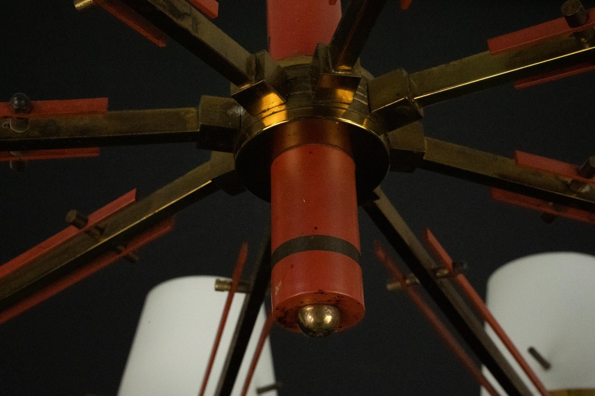 Lampadario a 8 bracci Stilnovo di metà secolo in opalina, ottone e lacca rossa. Italia in vendita 6