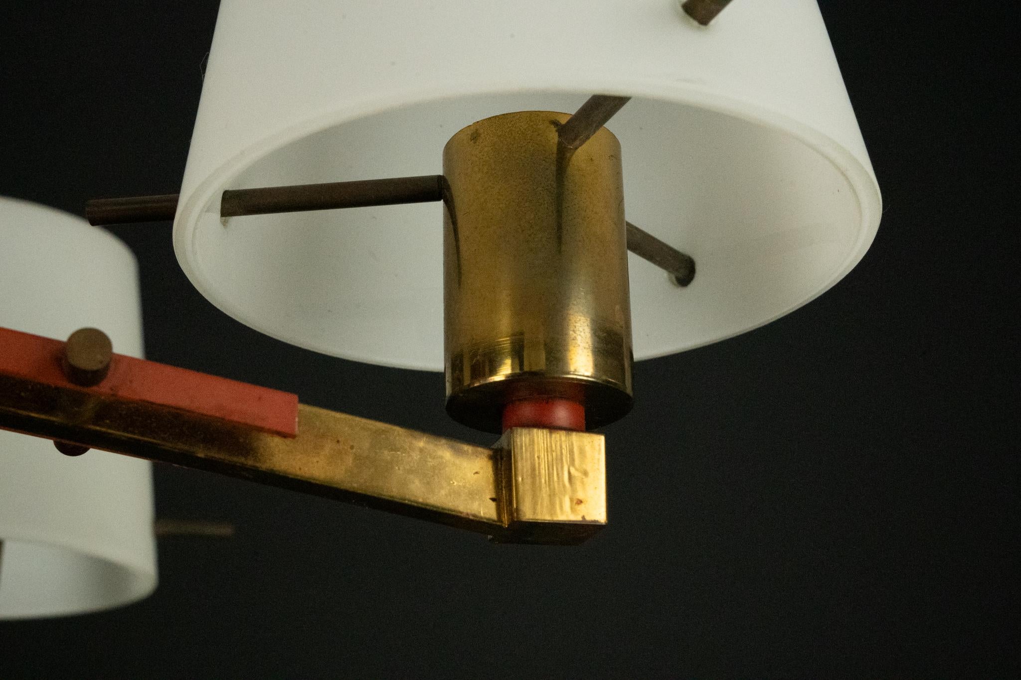 Lampadario a 8 bracci Stilnovo di metà secolo in opalina, ottone e lacca rossa. Italia in vendita 7