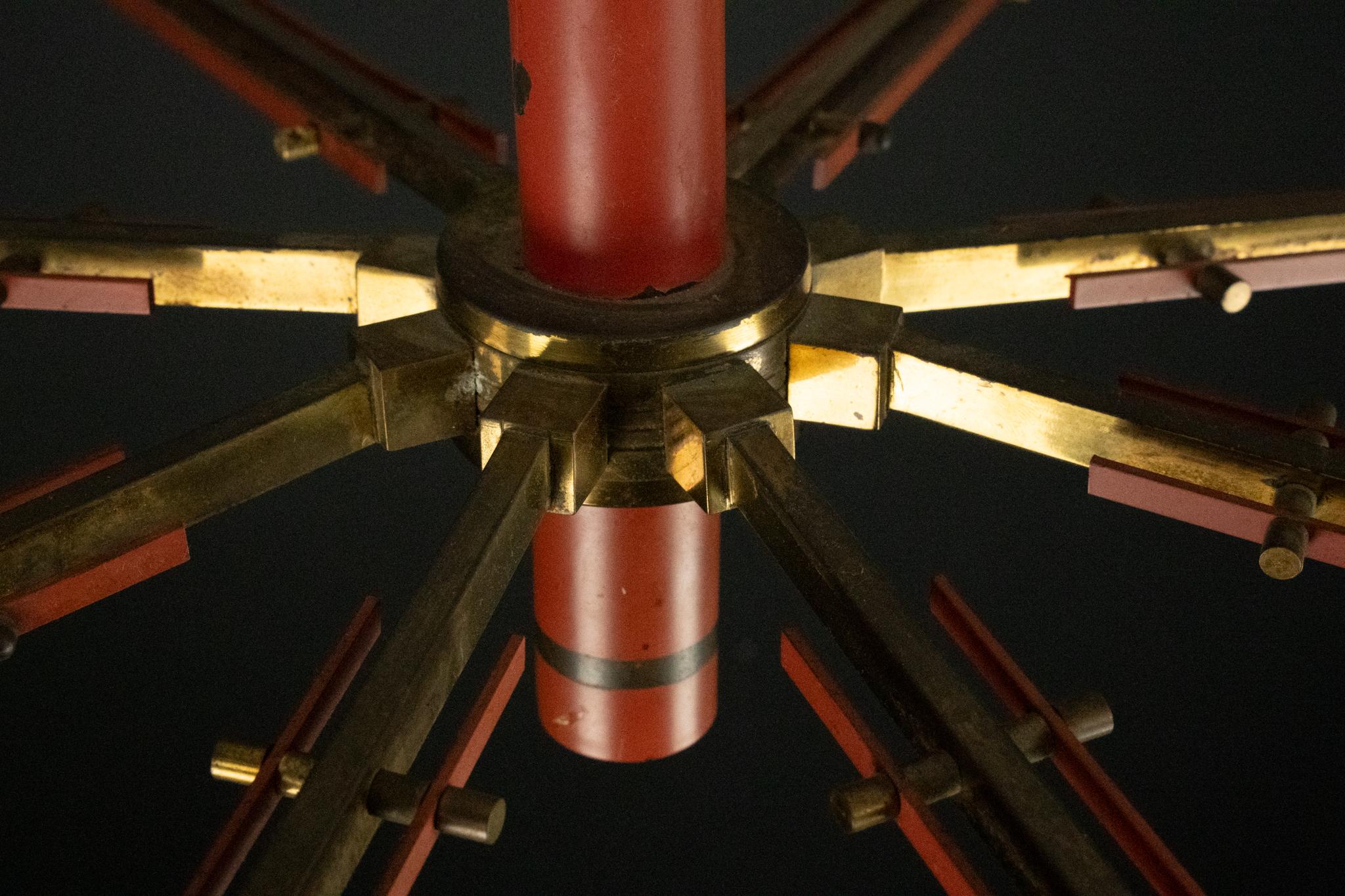 Lampadario a 8 bracci Stilnovo di metà secolo in opalina, ottone e lacca rossa. Italia in vendita 8