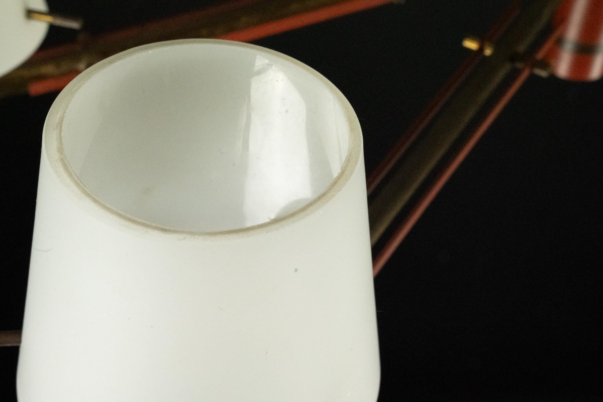 Lampadario a 8 bracci Stilnovo di metà secolo in opalina, ottone e lacca rossa. Italia in vendita 9