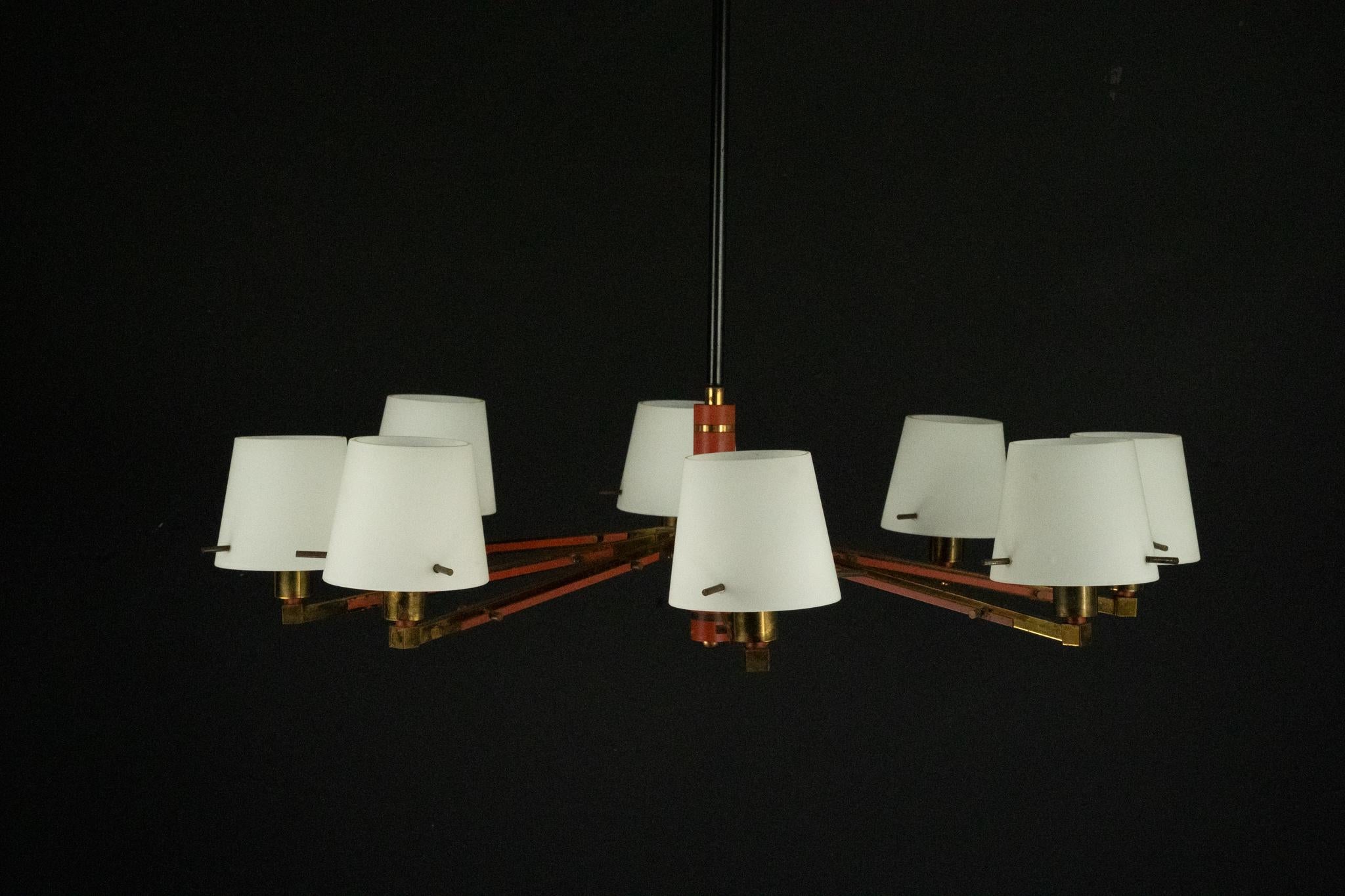 Lampadario a 8 bracci Stilnovo di metà secolo in opalina, ottone e lacca rossa. Italia in vendita 10