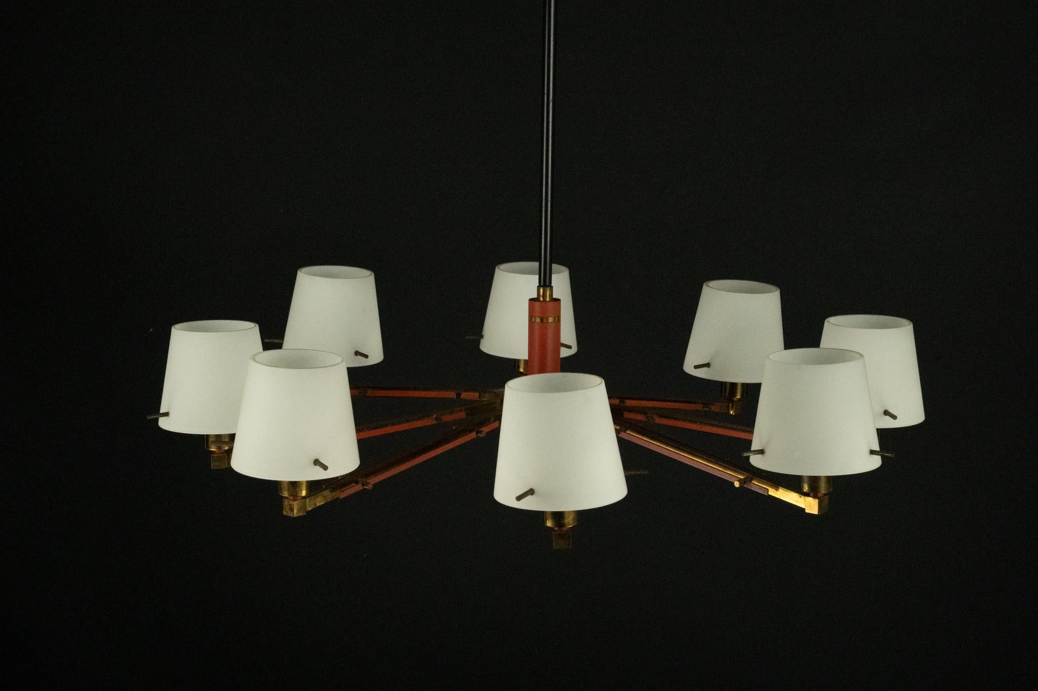 Lampadario a 8 bracci Stilnovo di metà secolo in opalina, ottone e lacca rossa. Italia in vendita 11