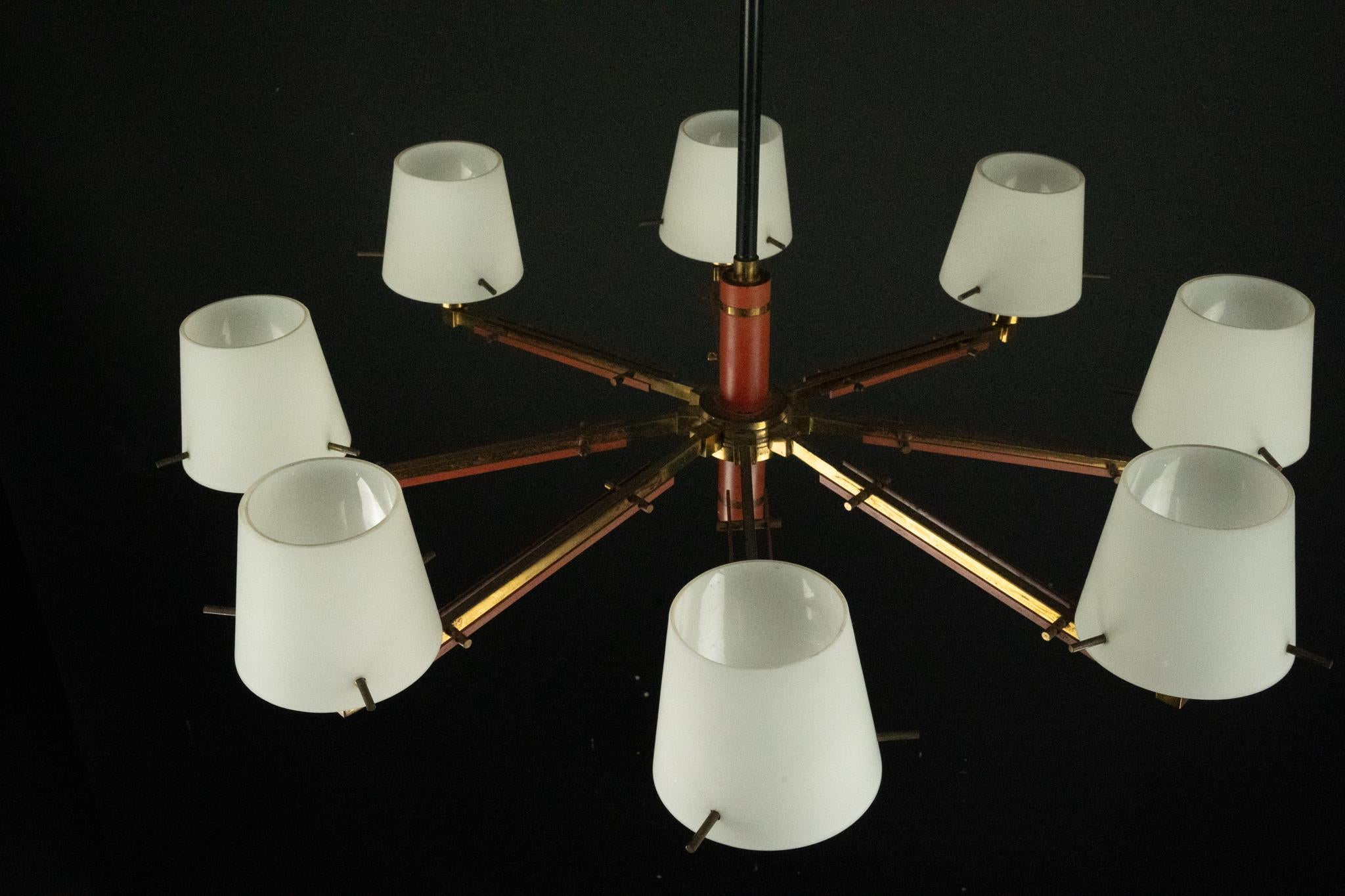 Lampadario a 8 bracci Stilnovo di metà secolo in opalina, ottone e lacca rossa. Italia in vendita 12