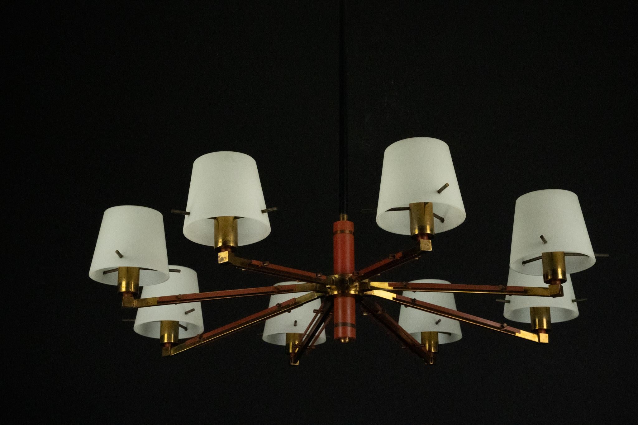 Mid-Century moderno Lampadario a 8 bracci Stilnovo di metà secolo in opalina, ottone e lacca rossa. Italia in vendita