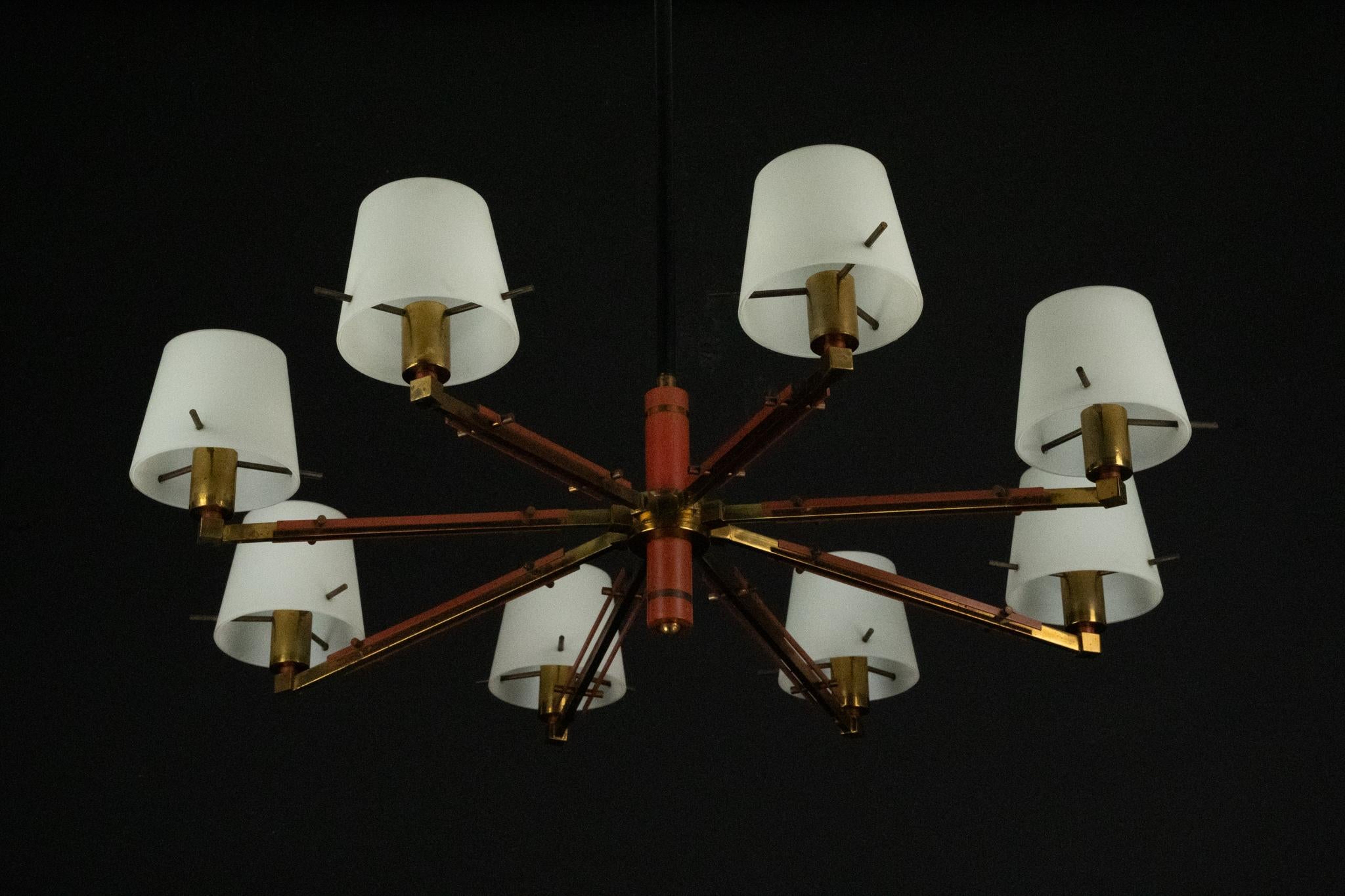 Italiano Lampadario a 8 bracci Stilnovo di metà secolo in opalina, ottone e lacca rossa. Italia in vendita