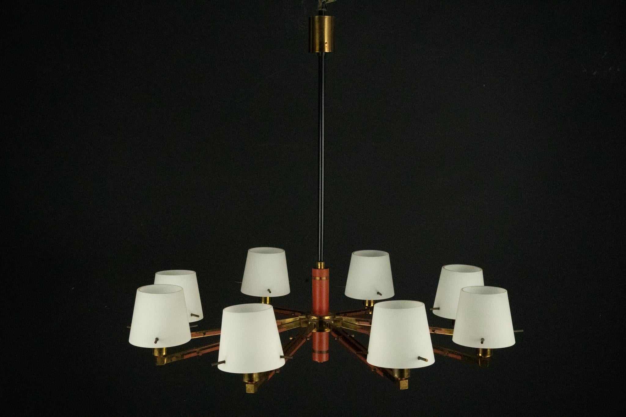 Lampadario a 8 bracci Stilnovo di metà secolo in opalina, ottone e lacca rossa. Italia In condizioni buone in vendita a Catania, CT