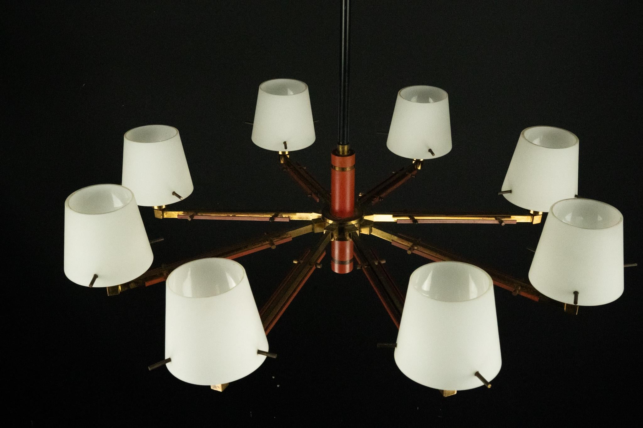 XX secolo Lampadario a 8 bracci Stilnovo di metà secolo in opalina, ottone e lacca rossa. Italia in vendita