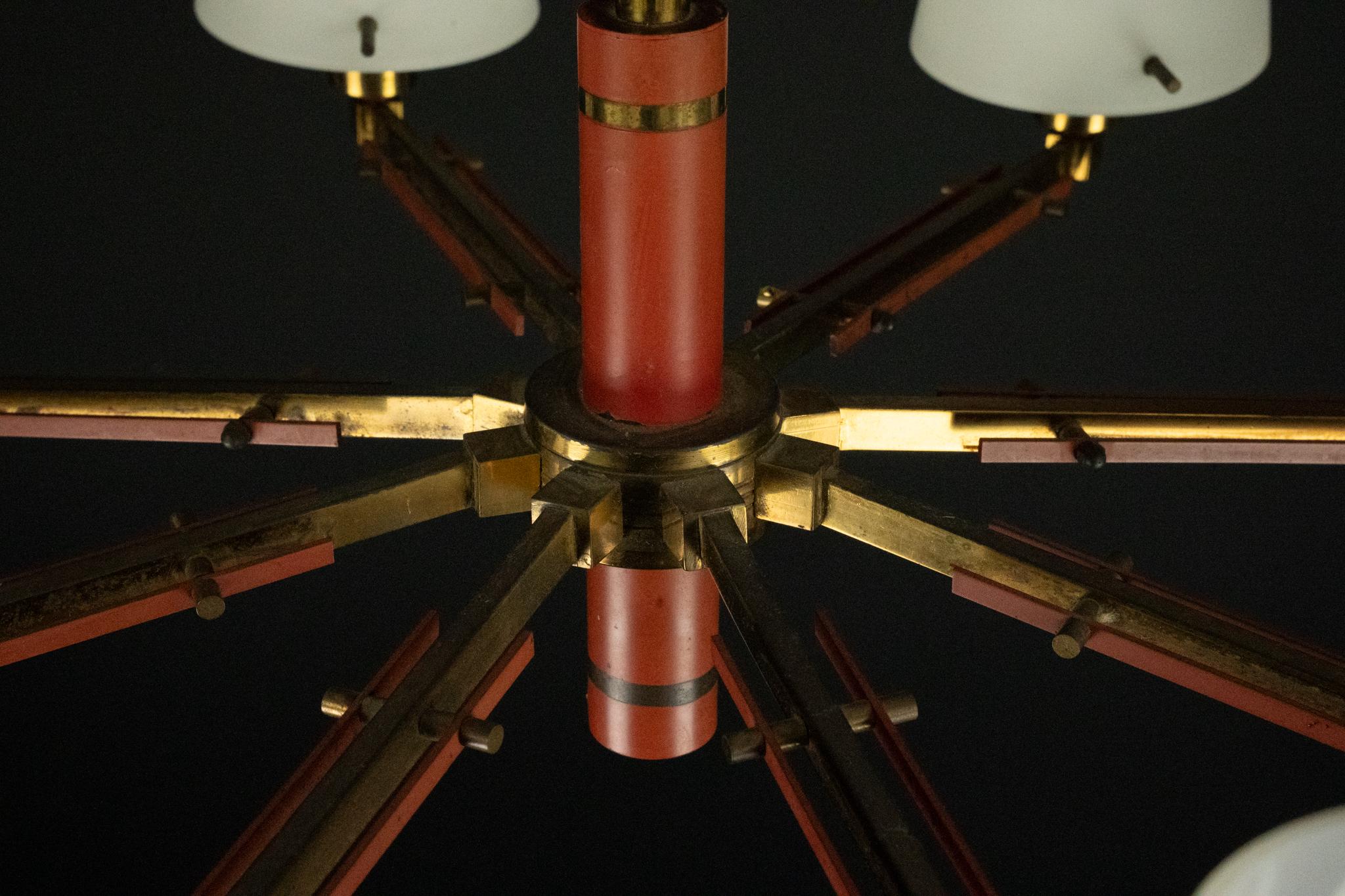 Lampadario a 8 bracci Stilnovo di metà secolo in opalina, ottone e lacca rossa. Italia in vendita 1