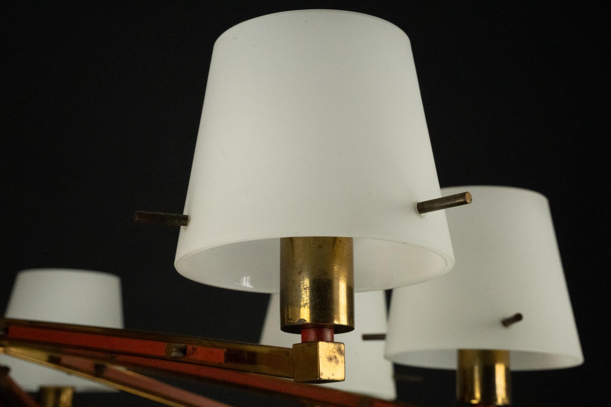 Lampadario a 8 bracci Stilnovo di metà secolo in opalina, ottone e lacca rossa. Italia in vendita 2