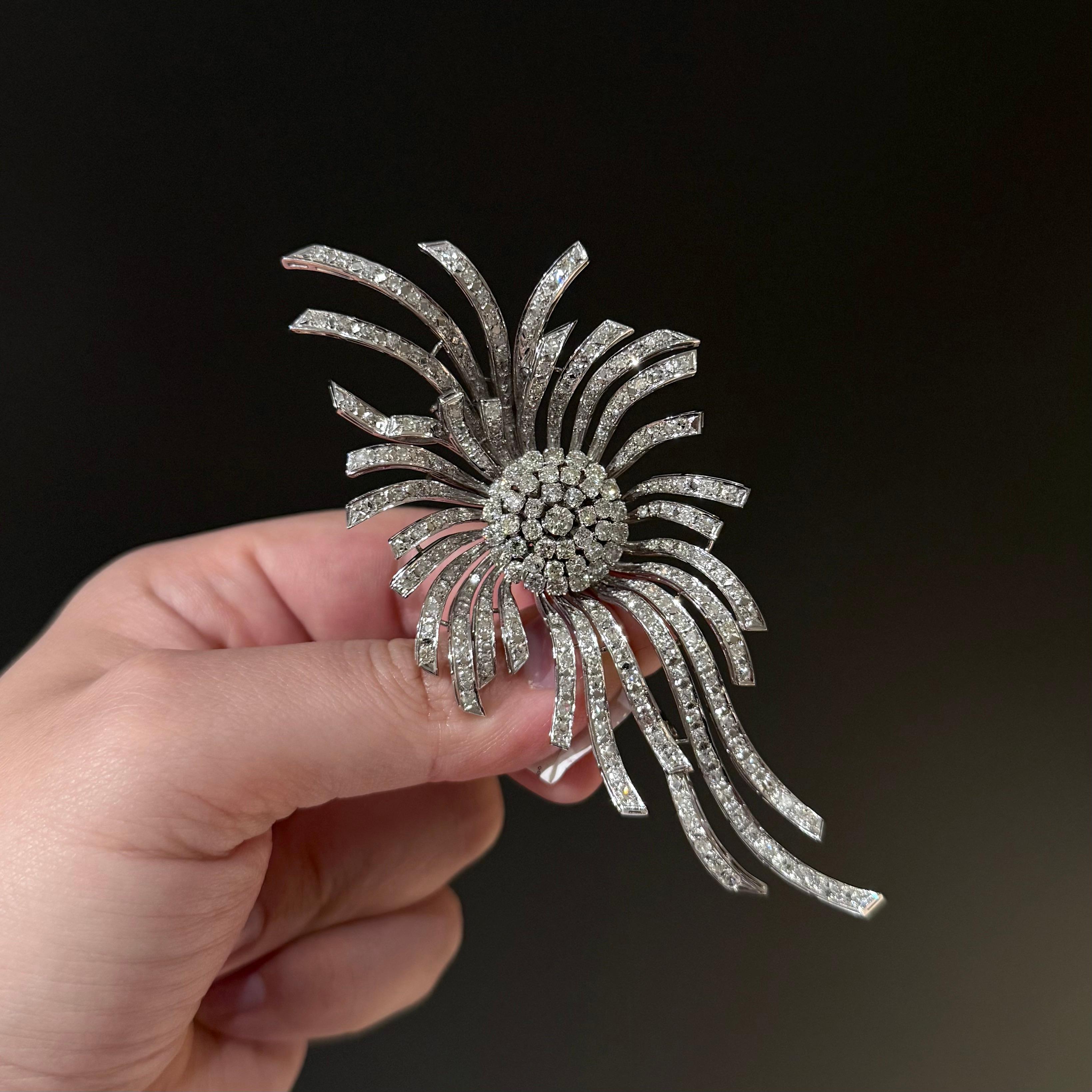 Broche en diamant en platine du milieu du siècle, années 1950/1960. Exemple exquis du design du milieu du siècle, ce grand et audacieux Jewell présente un motif dynamique et rayonnant qui rappelle les motifs floraux ou célestes. L'éventail