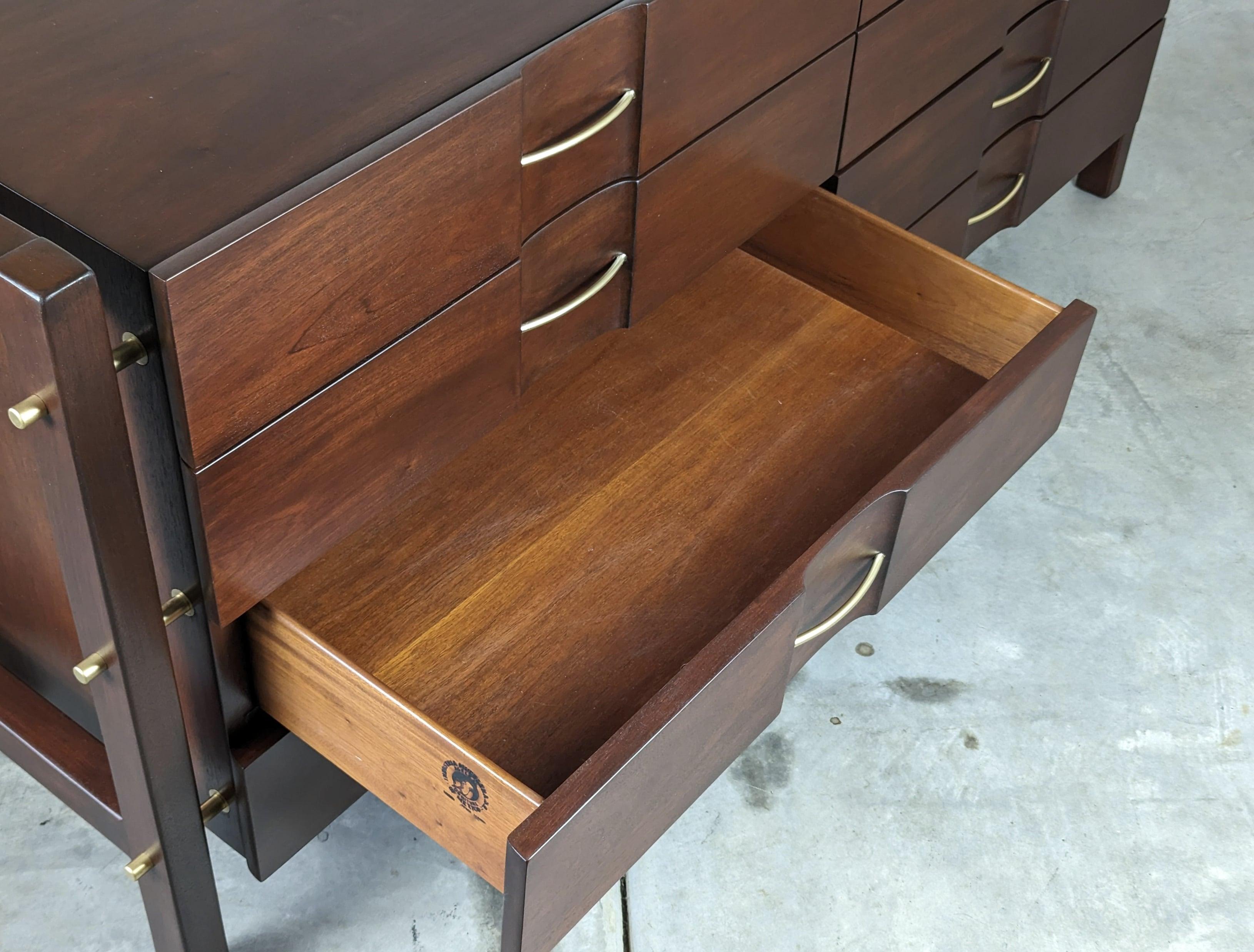 Mid Century 8-Drawer Dresser by Edmond J. Spence for Industria Mueblera, c1950s For Sale 7