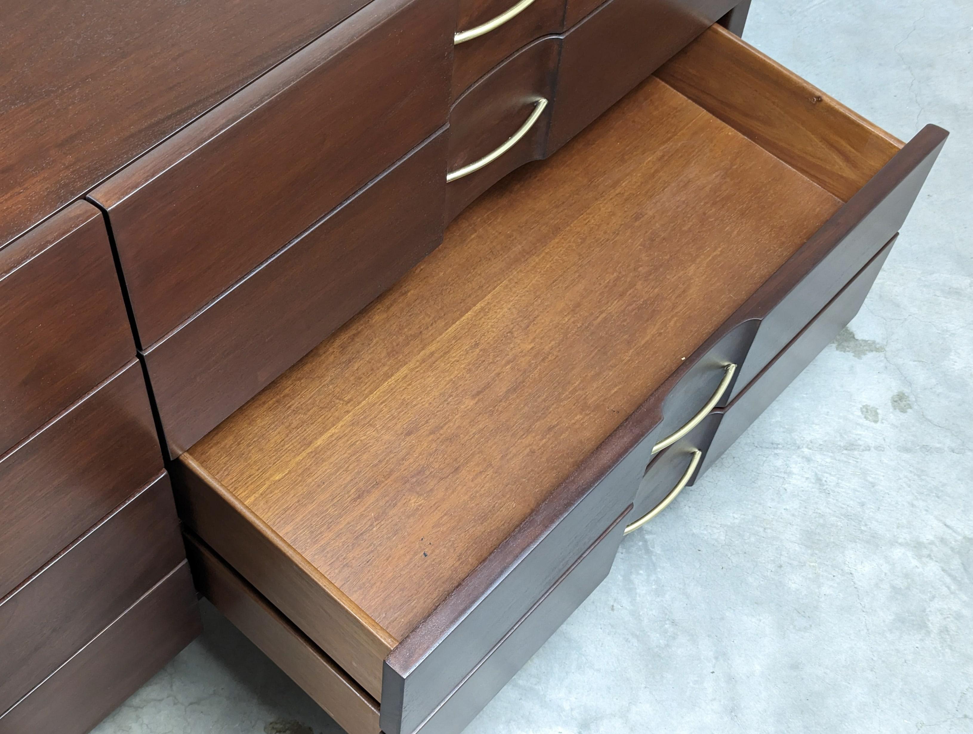 Mid Century 8-Drawer Dresser by Edmond J. Spence for Industria Mueblera, c1950s For Sale 12