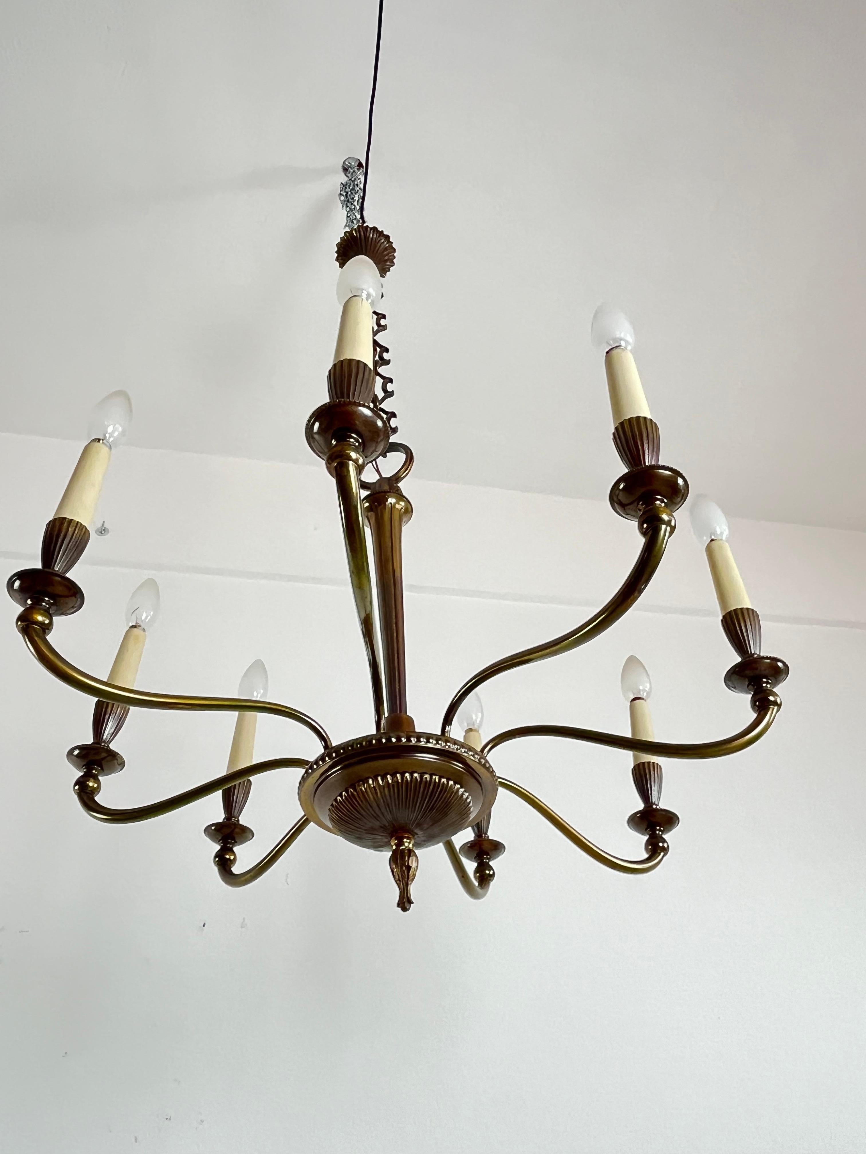 
Lustre à 8 lumières en laiton du milieu du siècle 1950
Lampes E14.
Intacte et en bon état, elle sera expédiée démontée.
Diamètre 66 cm, hauteur 54 cm (104 cm avec la chaîne).