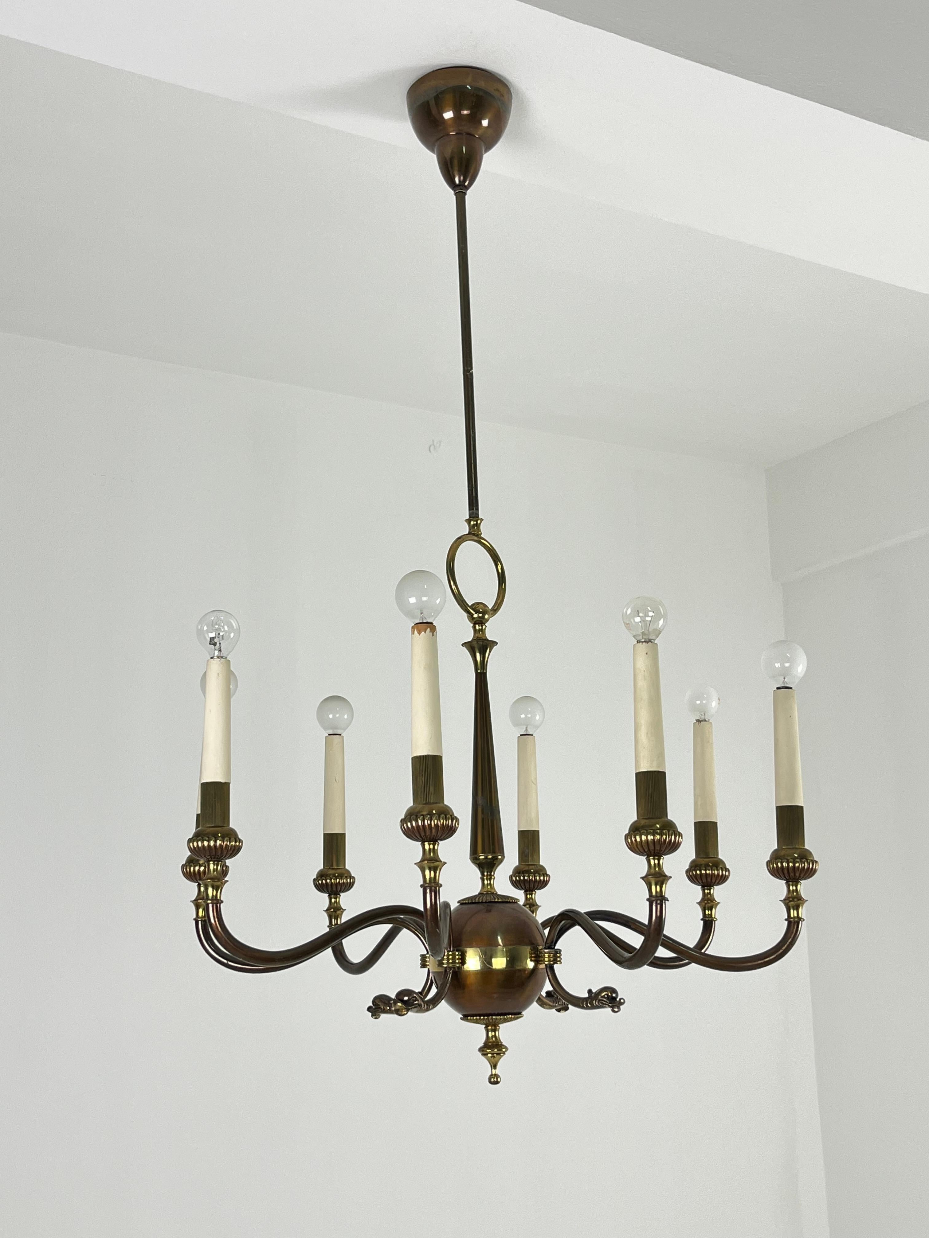 Lampadario a 8 luci in ottone di metà secolo, anni '50
Buone condizioni.
Trovato in un appartamento della mia città, Palermo.
Il lampadario verrà spedito smontato.

Spedizione veloce con imballaggio adeguato e corriere di fiducia.