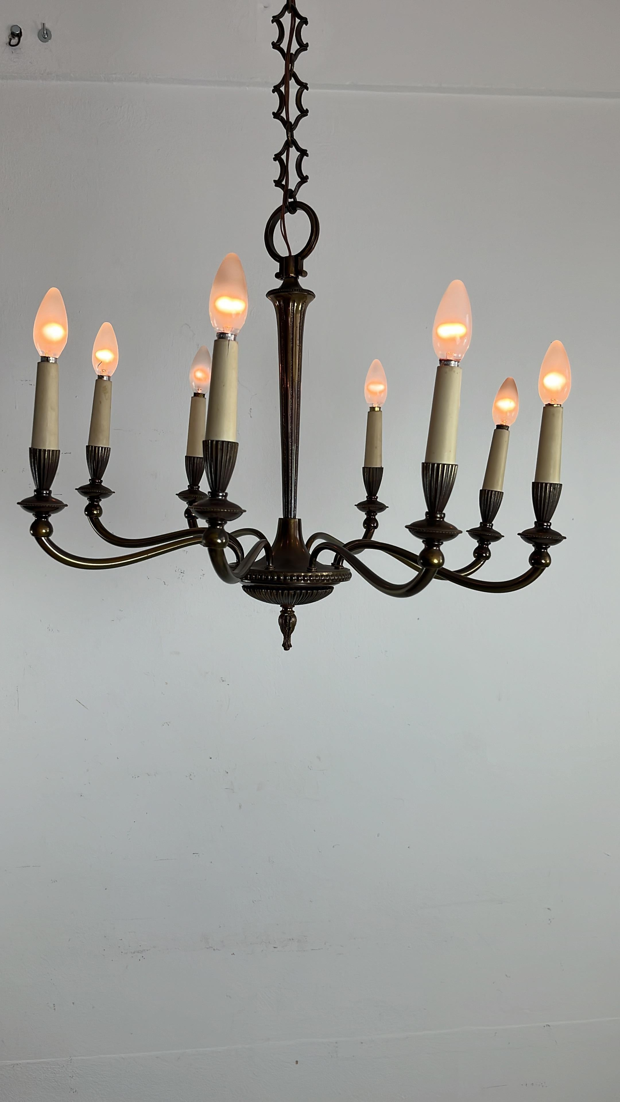 Lustre à 8 lumières en laiton du milieu du siècle 1950 Bon état - En vente à Palermo, IT