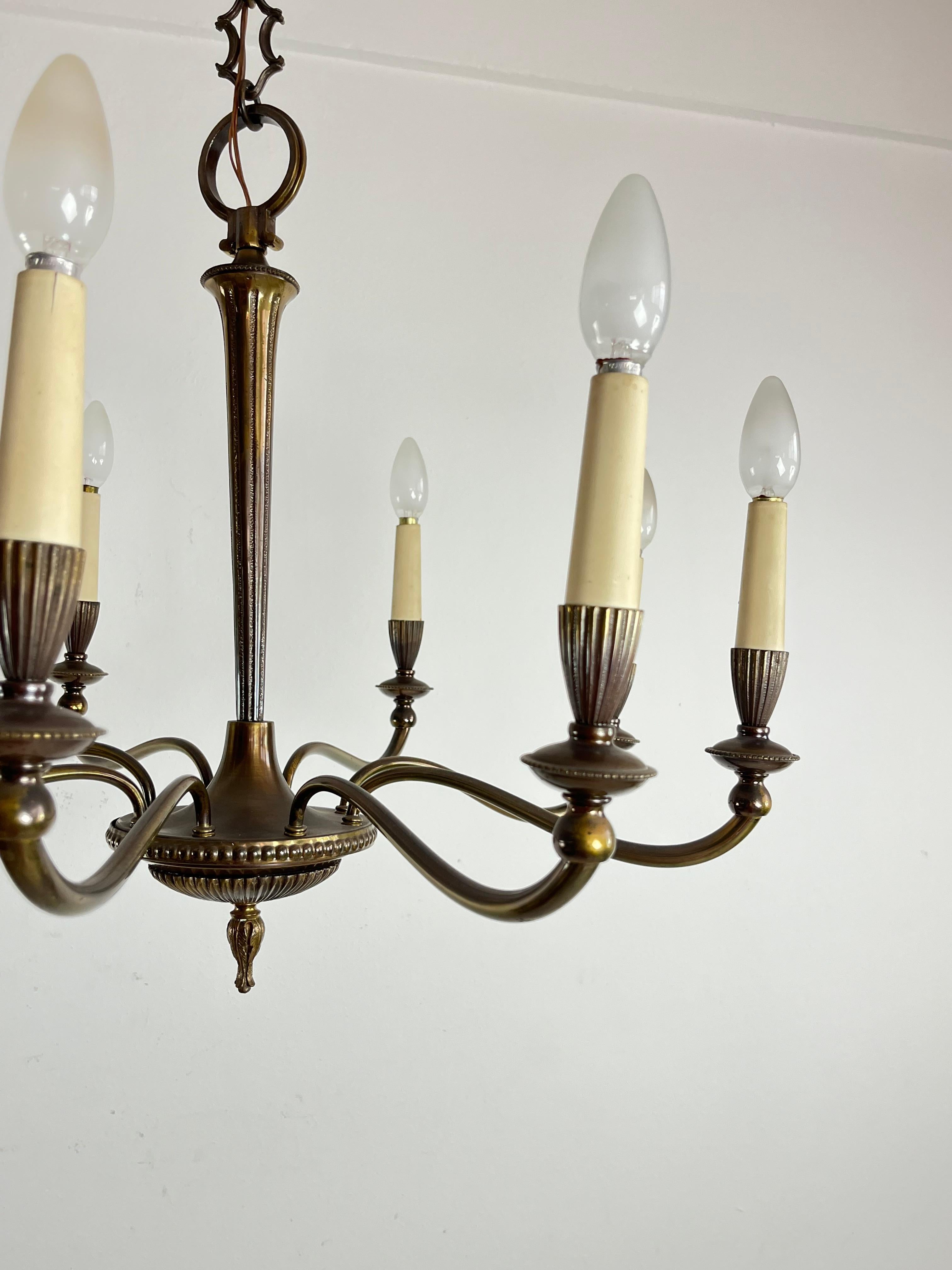 Milieu du XXe siècle Lustre à 8 lumières en laiton du milieu du siècle 1950 en vente