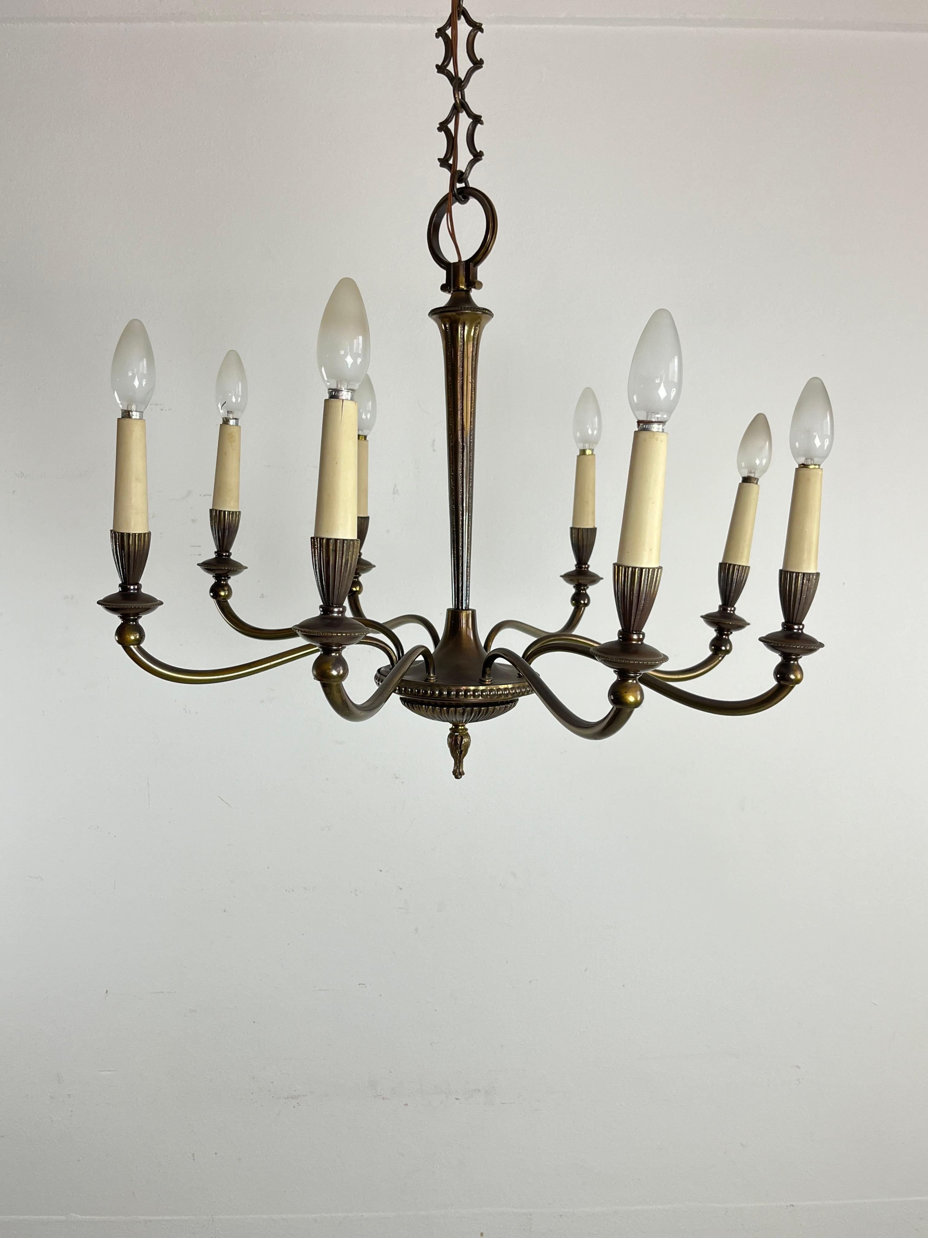 Laiton Lustre à 8 lumières en laiton du milieu du siècle 1950 en vente