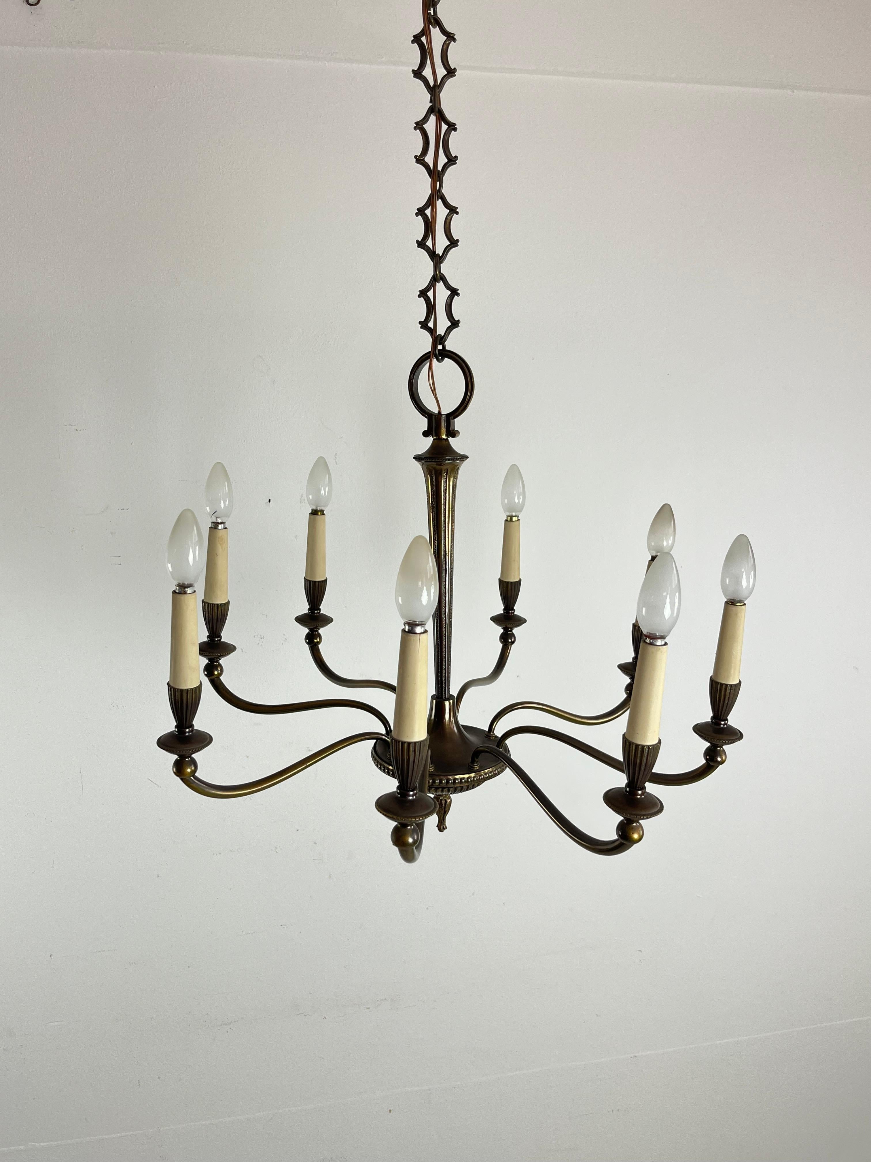 Lustre à 8 lumières en laiton du milieu du siècle 1950 en vente 1