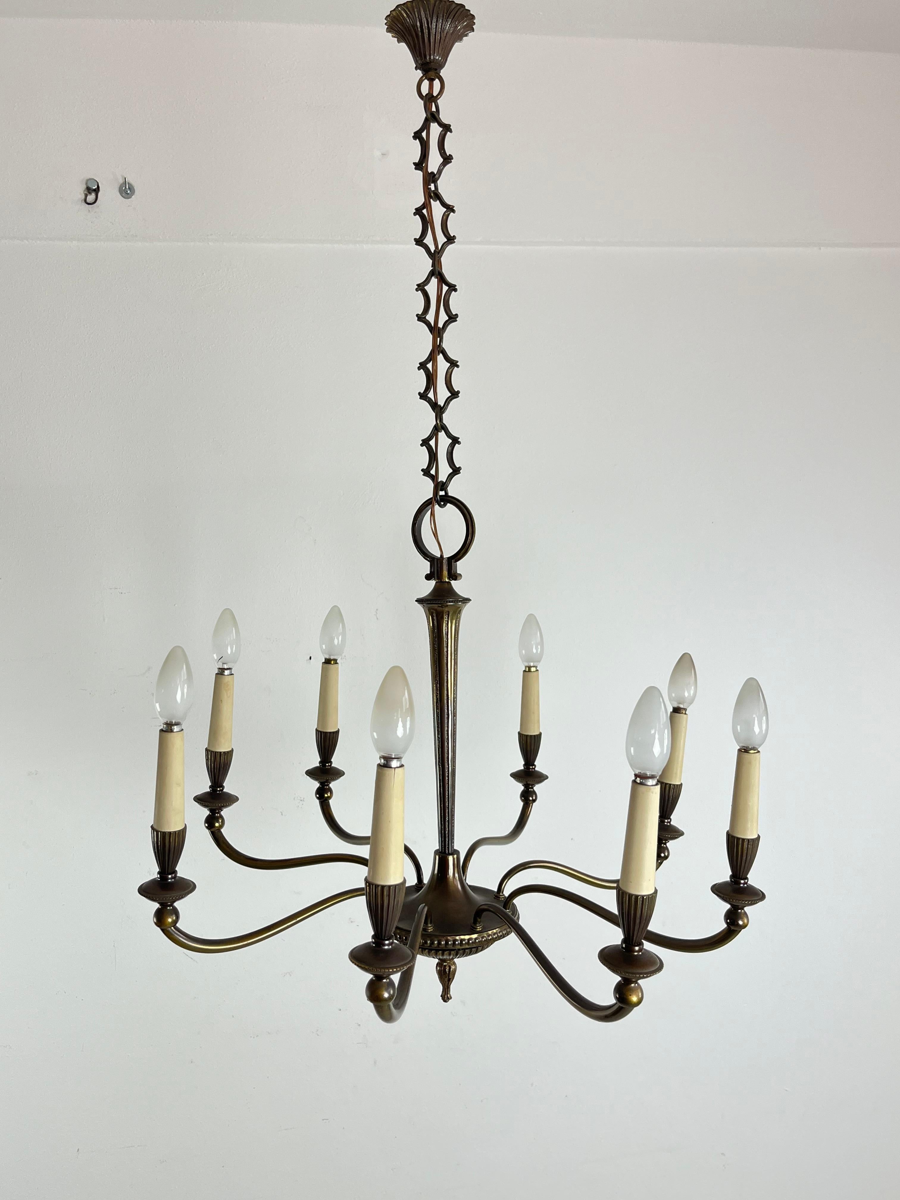 Lustre à 8 lumières en laiton du milieu du siècle 1950 en vente 2
