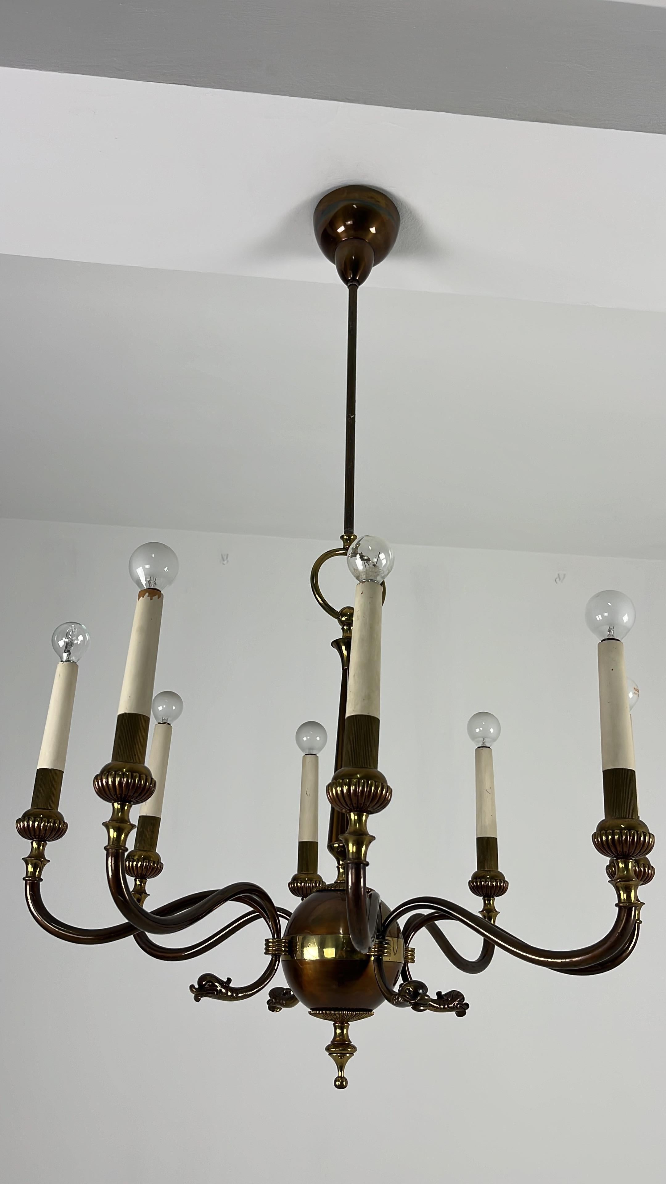 Lampadario a 8 luci in ottone di metà secolo, anni '50 in vendita 3