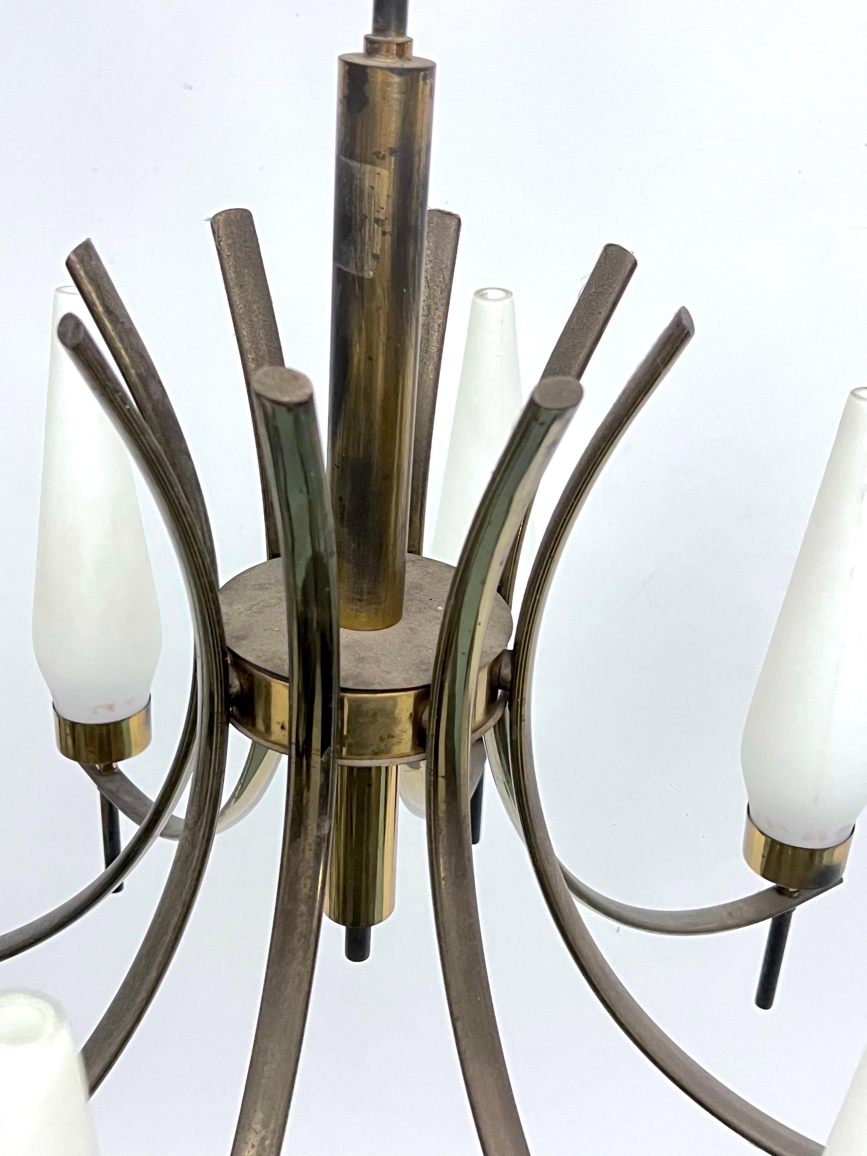 Mid-Century 8 lights brass and opaline glass chandelier. Italy 1950s For Sale 3